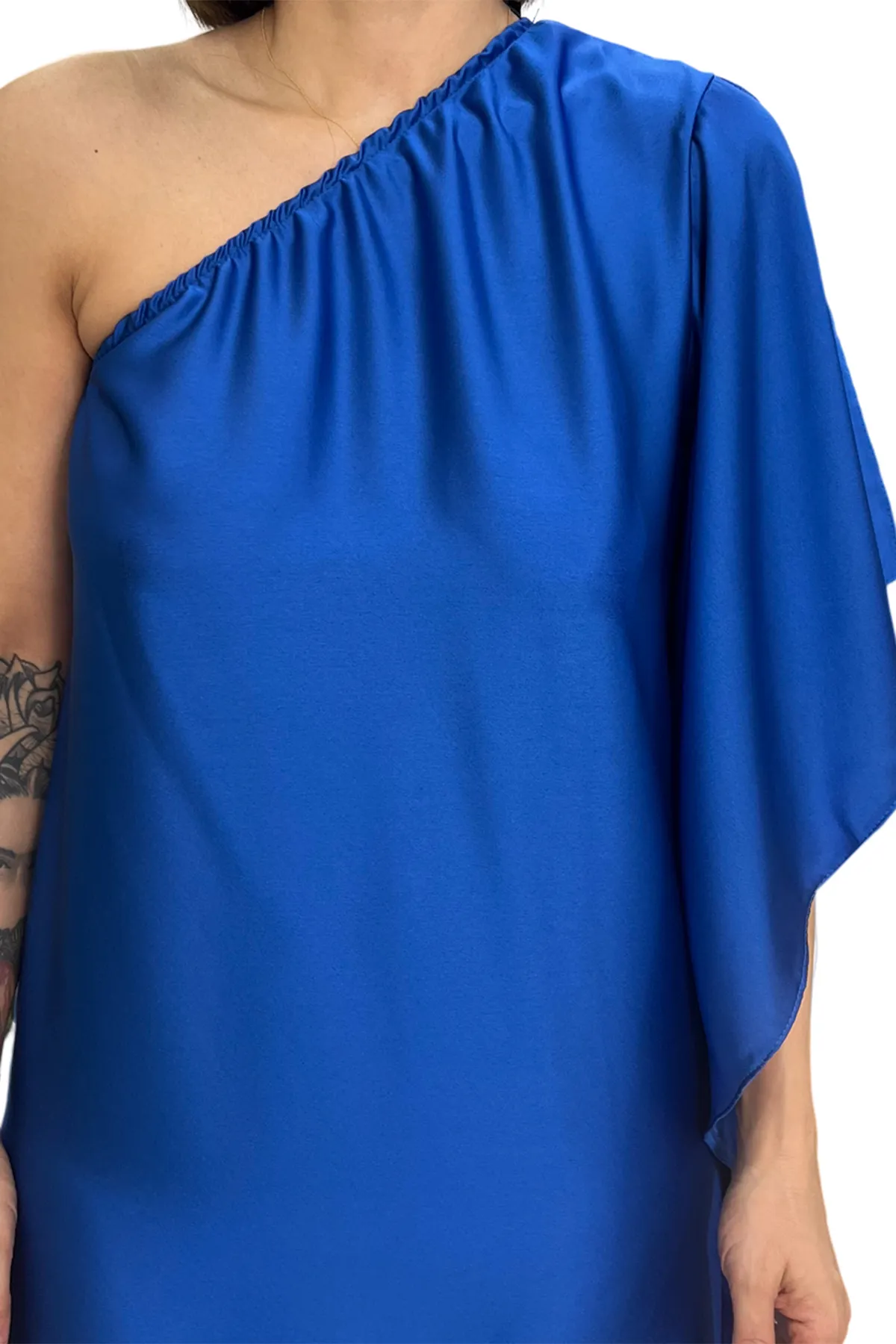 Abito donna midi monospalla in tessuto satinmorbido con volant sul braccio
