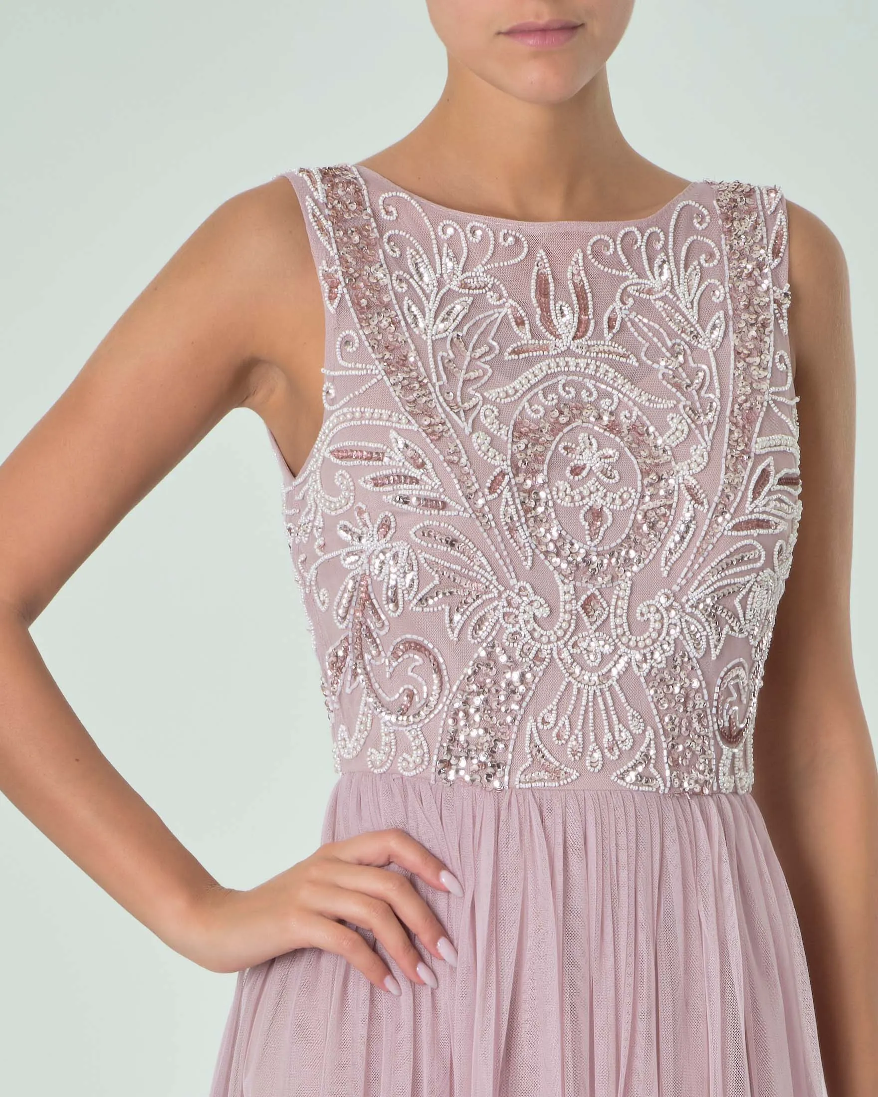 Abito lungo rosa tonalità fredda in tulle con corpetto senza maniche ricamato in perline e paillettes