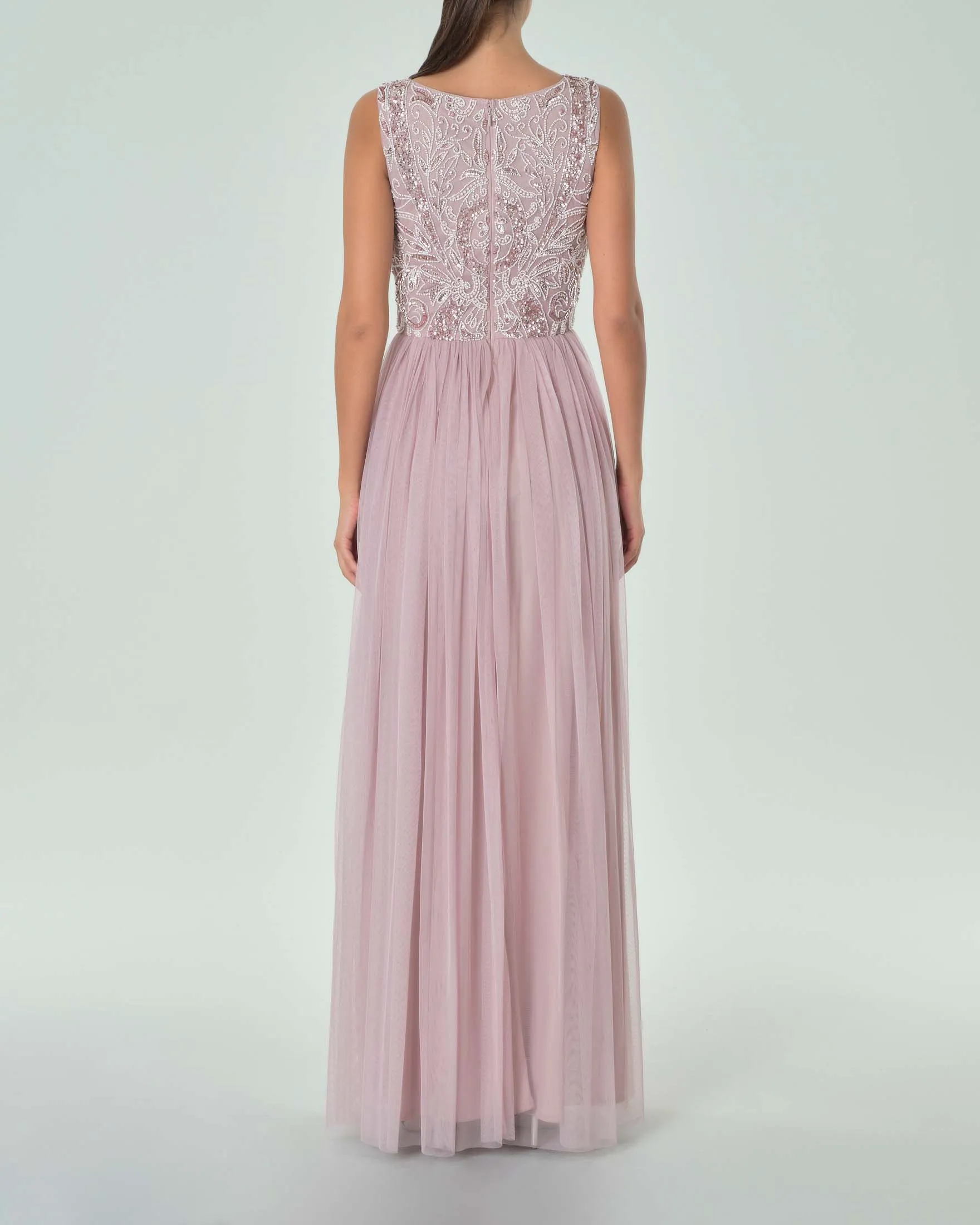 Abito lungo rosa tonalità fredda in tulle con corpetto senza maniche ricamato in perline e paillettes