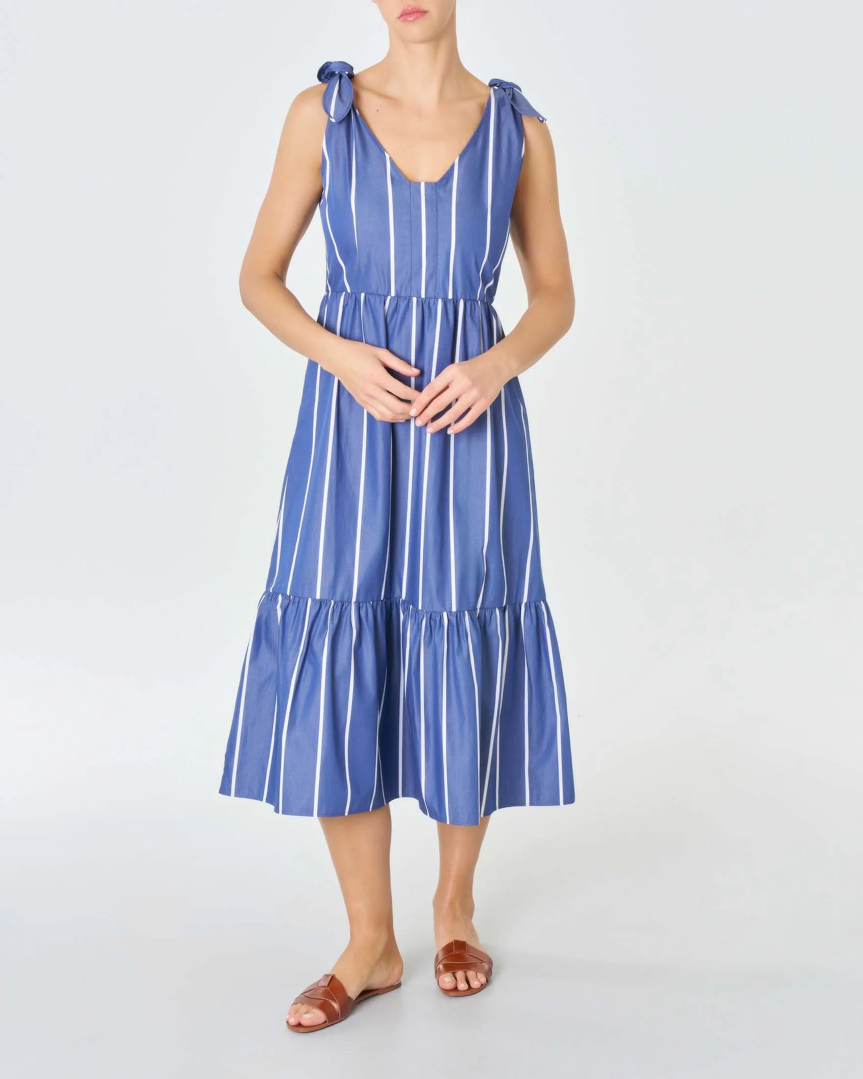 Abito midi blu a righe bianche in cotone con balze e spalline con fiocchi sulle spalle