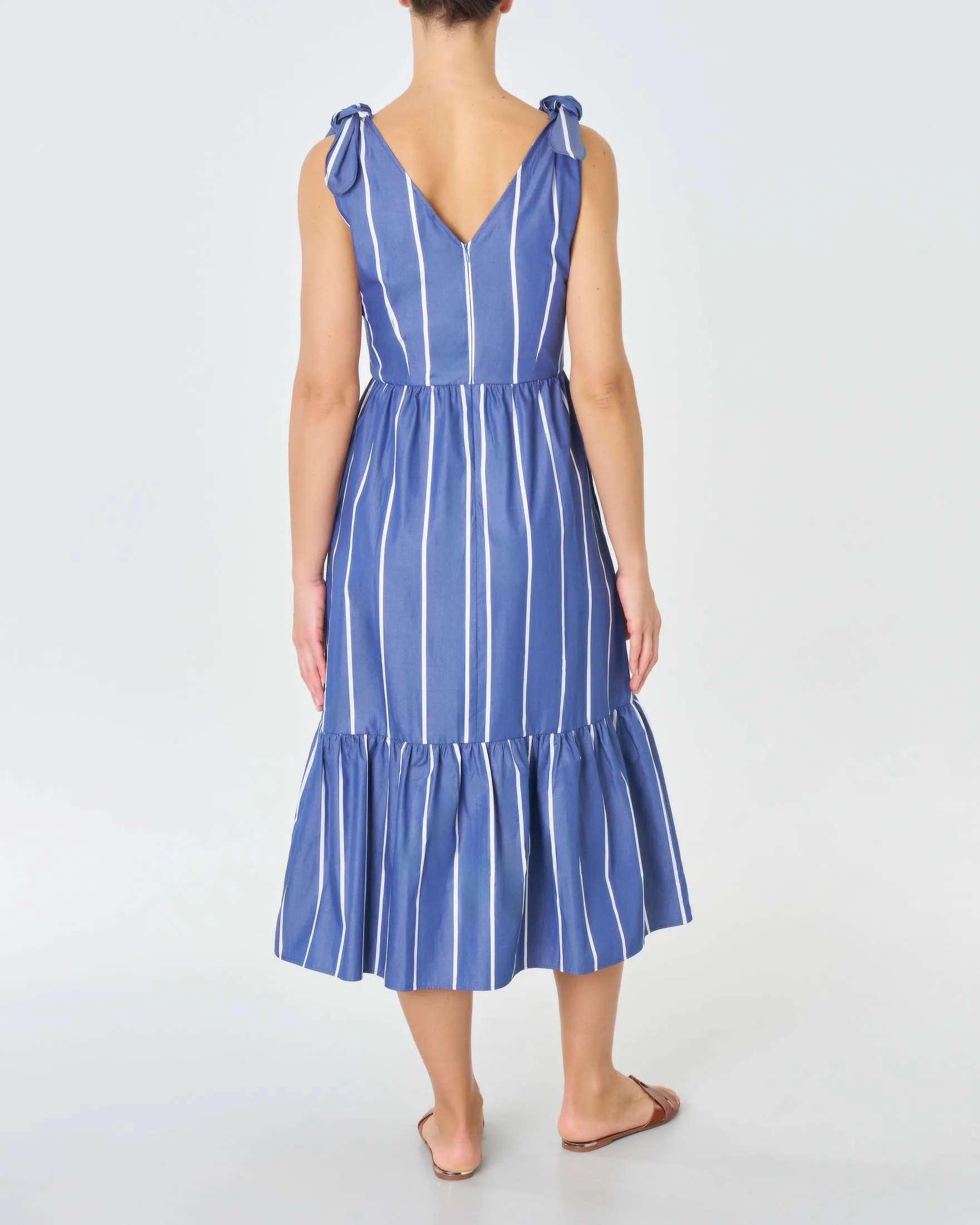 Abito midi blu a righe bianche in cotone con balze e spalline con fiocchi sulle spalle
