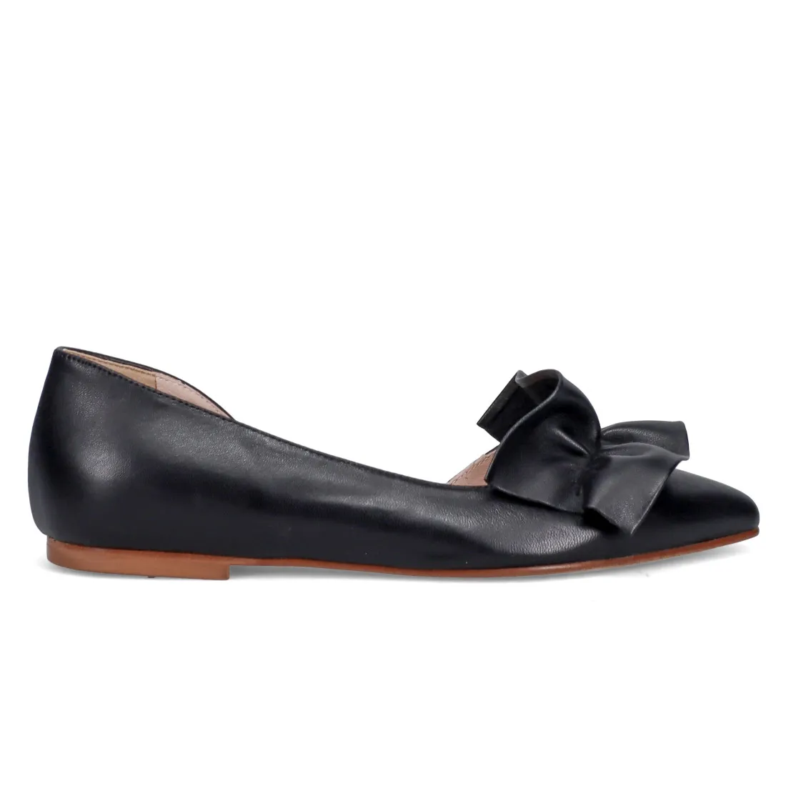Ballerina a punta in pelle nera con accessorio in pelle arricciata