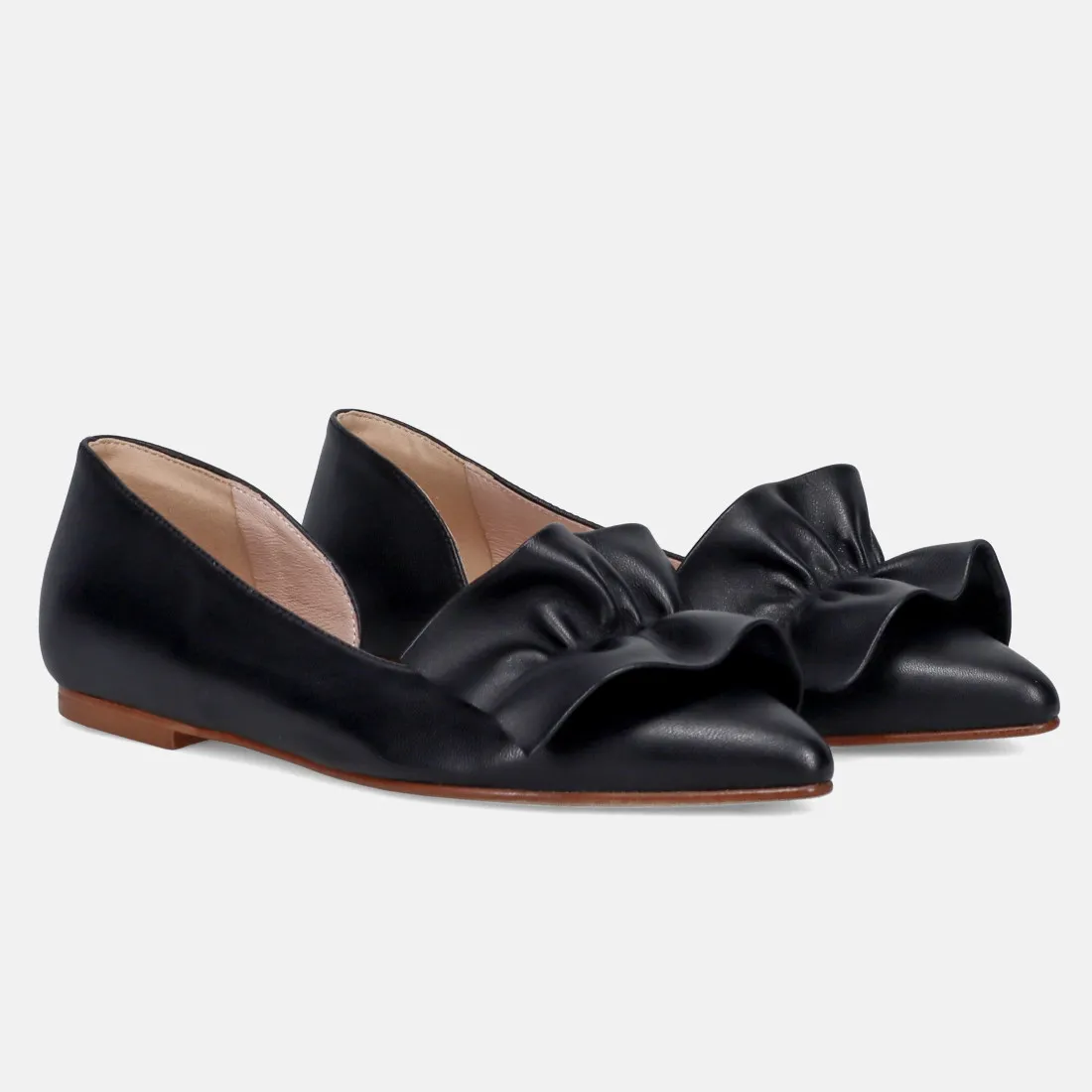 Ballerina a punta in pelle nera con accessorio in pelle arricciata