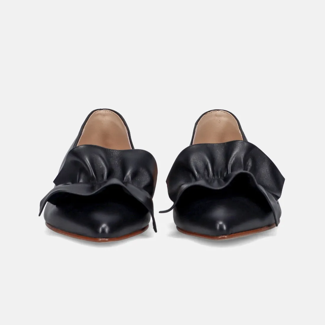 Ballerina a punta in pelle nera con accessorio in pelle arricciata