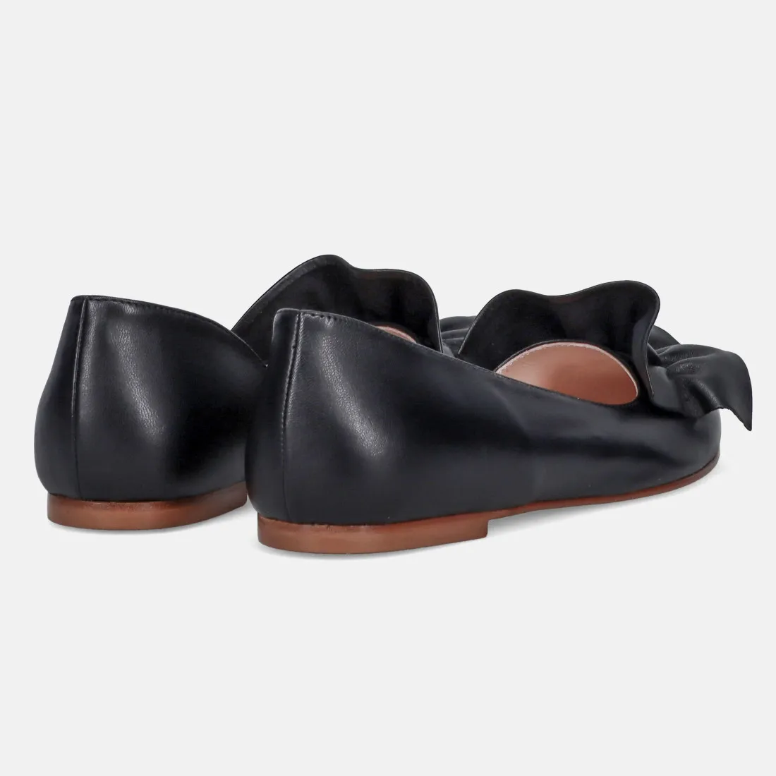 Ballerina a punta in pelle nera con accessorio in pelle arricciata