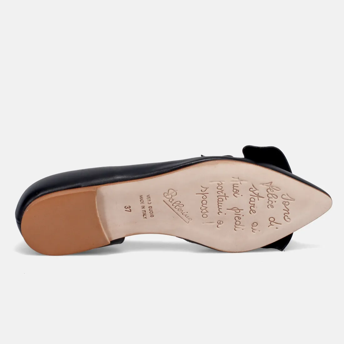 Ballerina a punta in pelle nera con accessorio in pelle arricciata