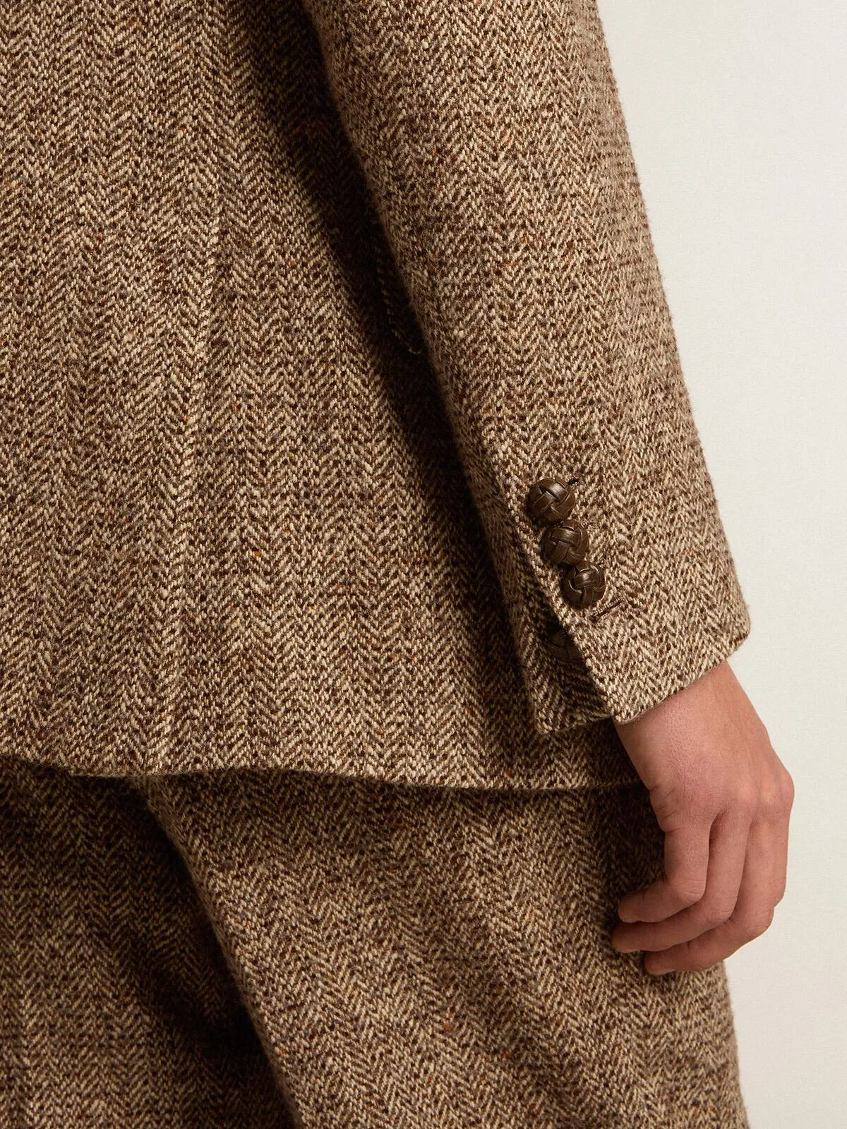 Blazer doppiopetto di colore marrone da uomo con chiusura a bottoni