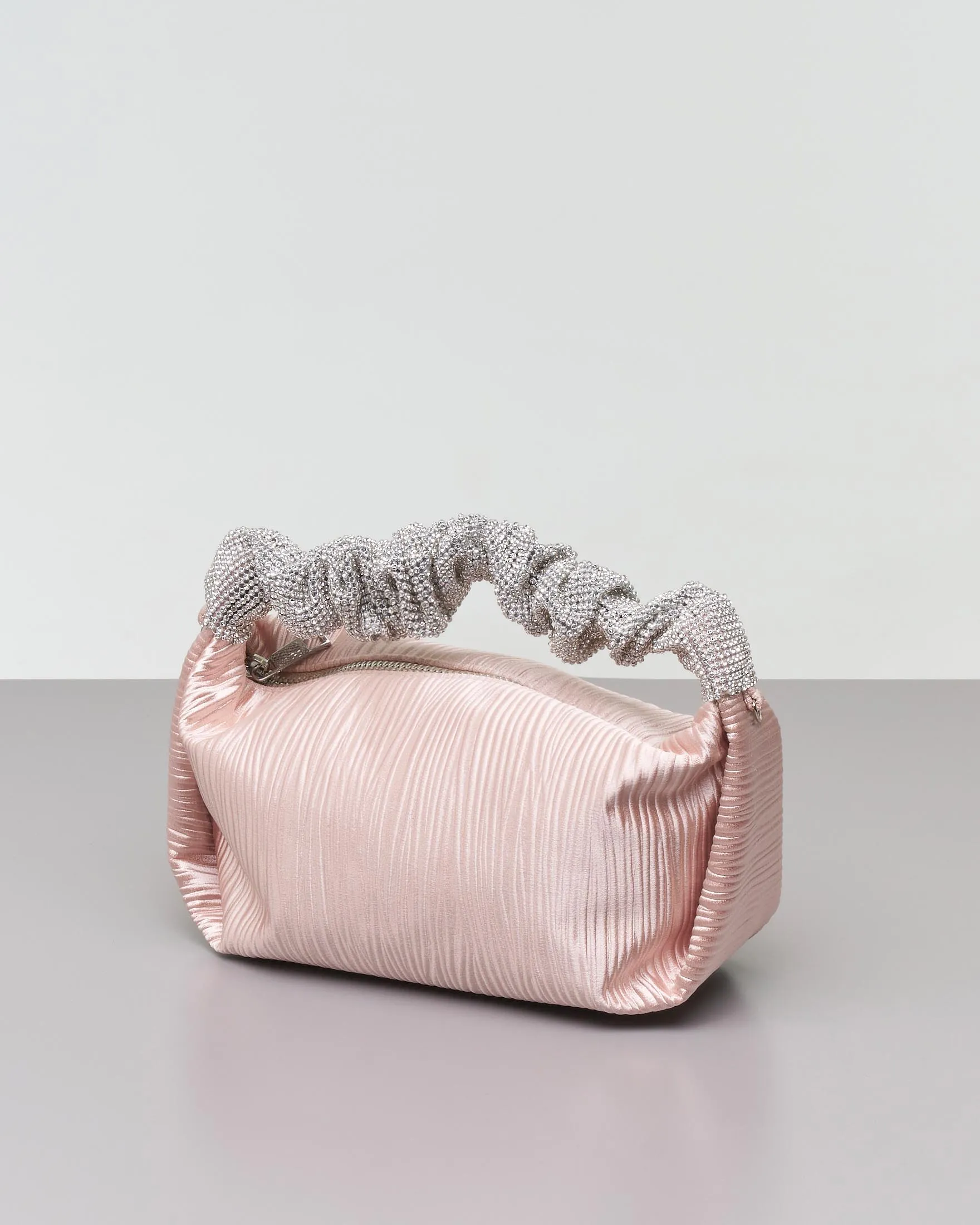 Borsa mini a mano rosa cipria in raso goffrato con manico rivestito in strass argento
