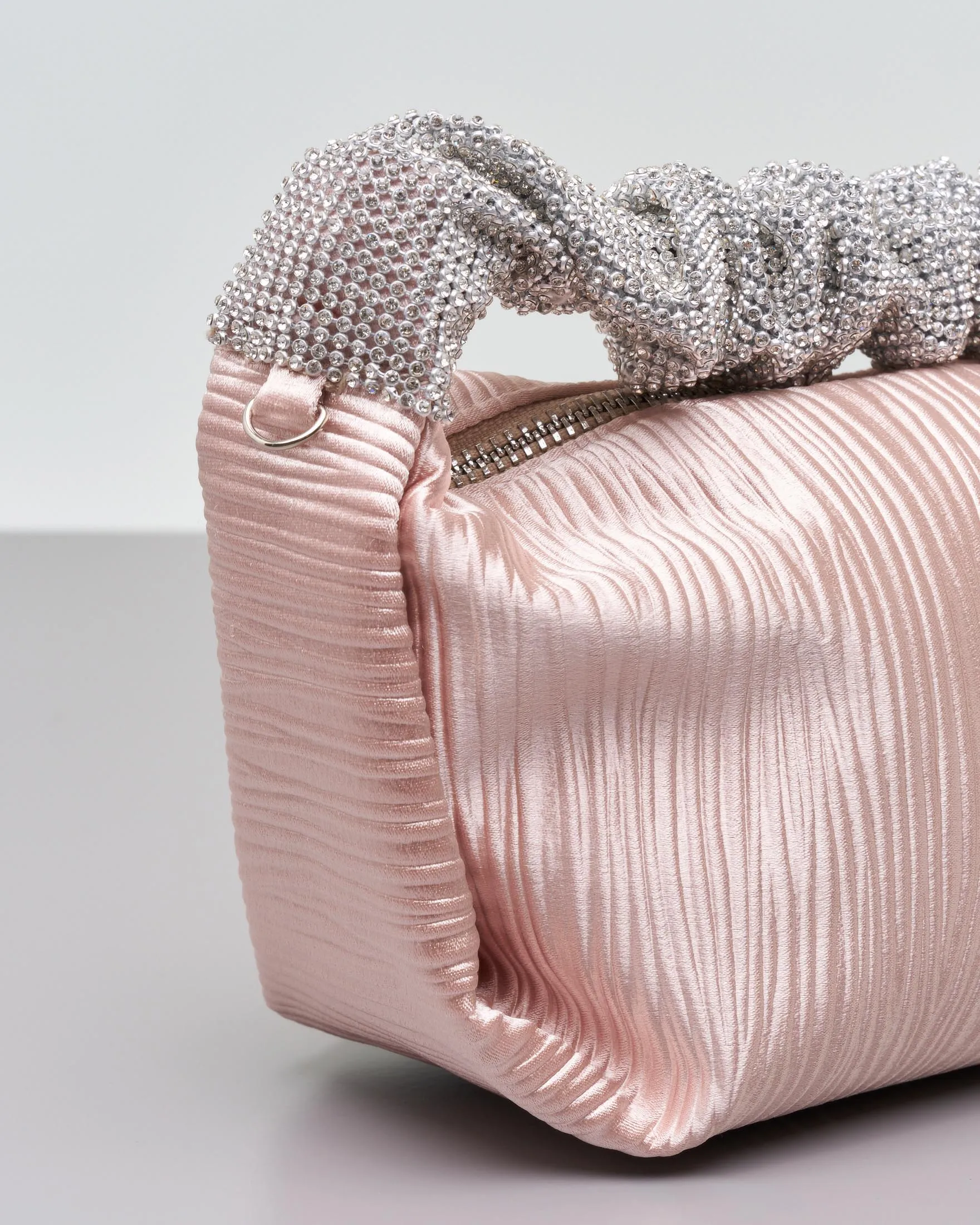 Borsa mini a mano rosa cipria in raso goffrato con manico rivestito in strass argento