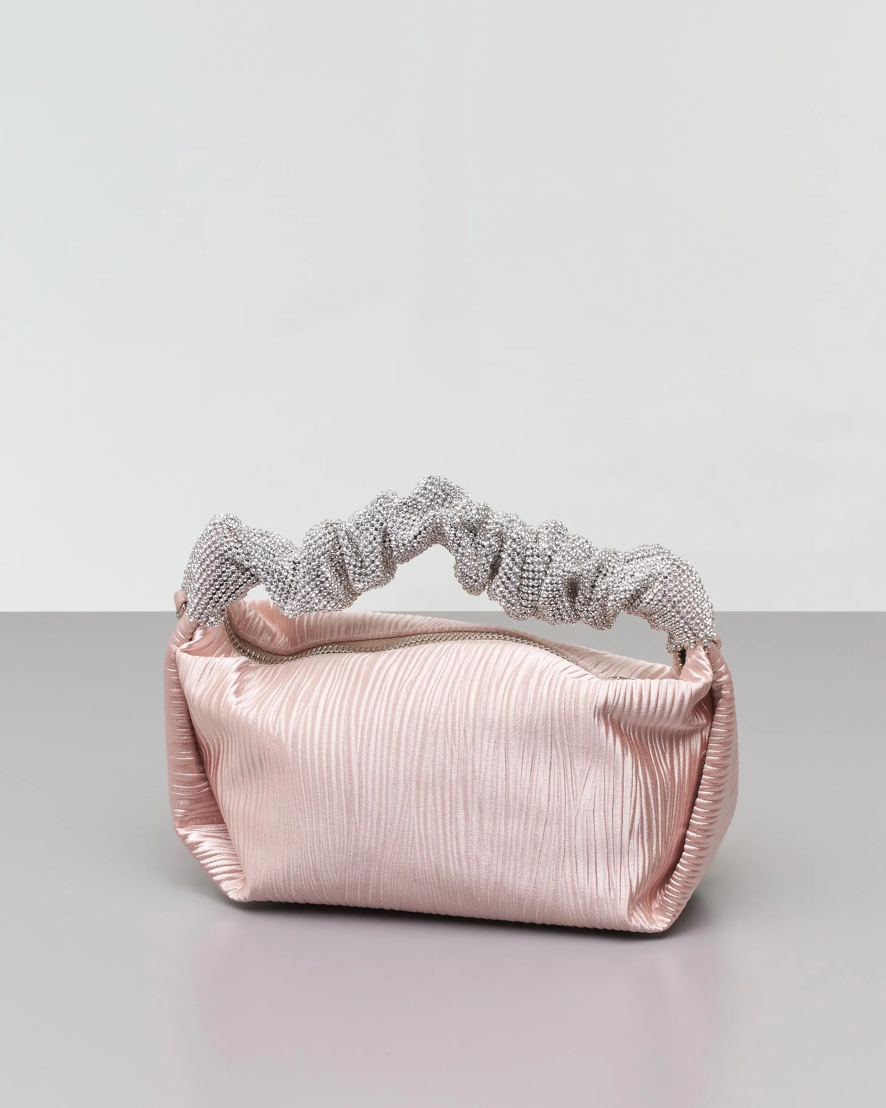 Borsa mini a mano rosa cipria in raso goffrato con manico rivestito in strass argento