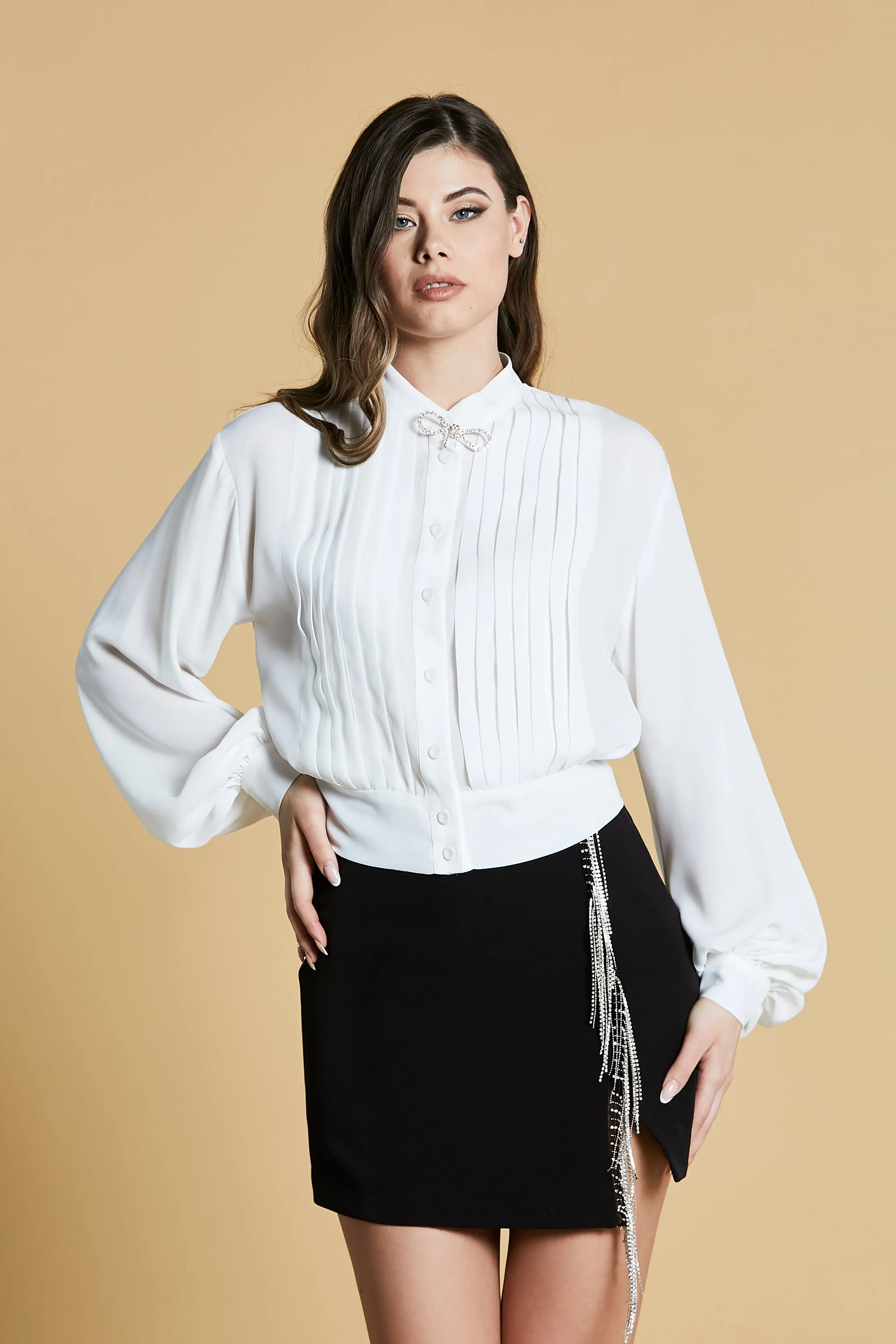 CAMICIA MOUS corta con manica lunga palloncino collo koreana con pieghe più spilla strass