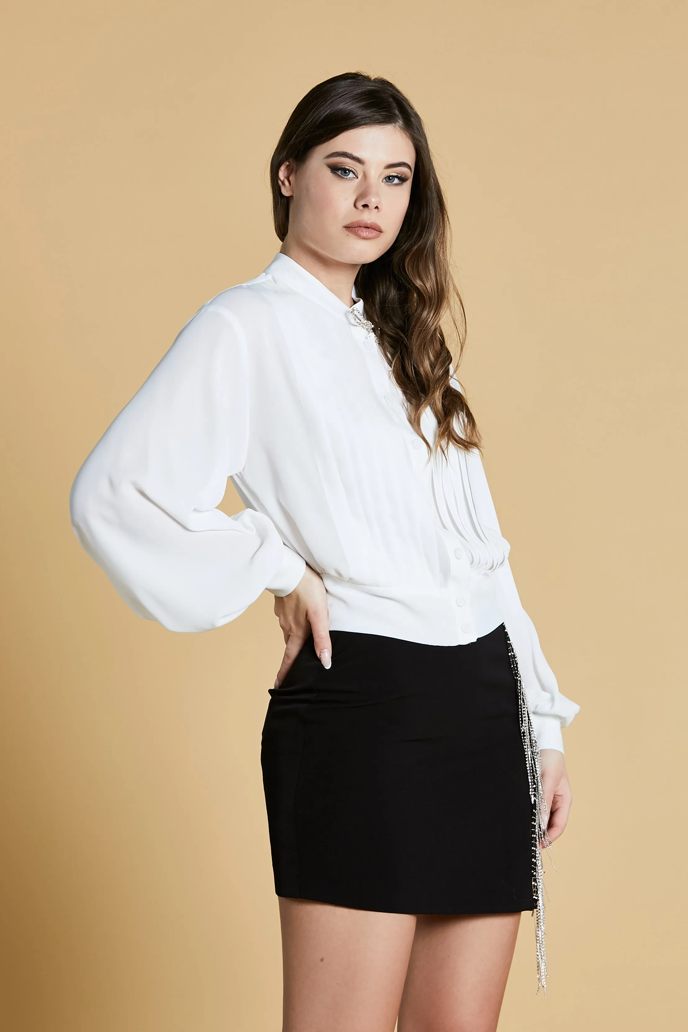 CAMICIA MOUS corta con manica lunga palloncino collo koreana con pieghe più spilla strass