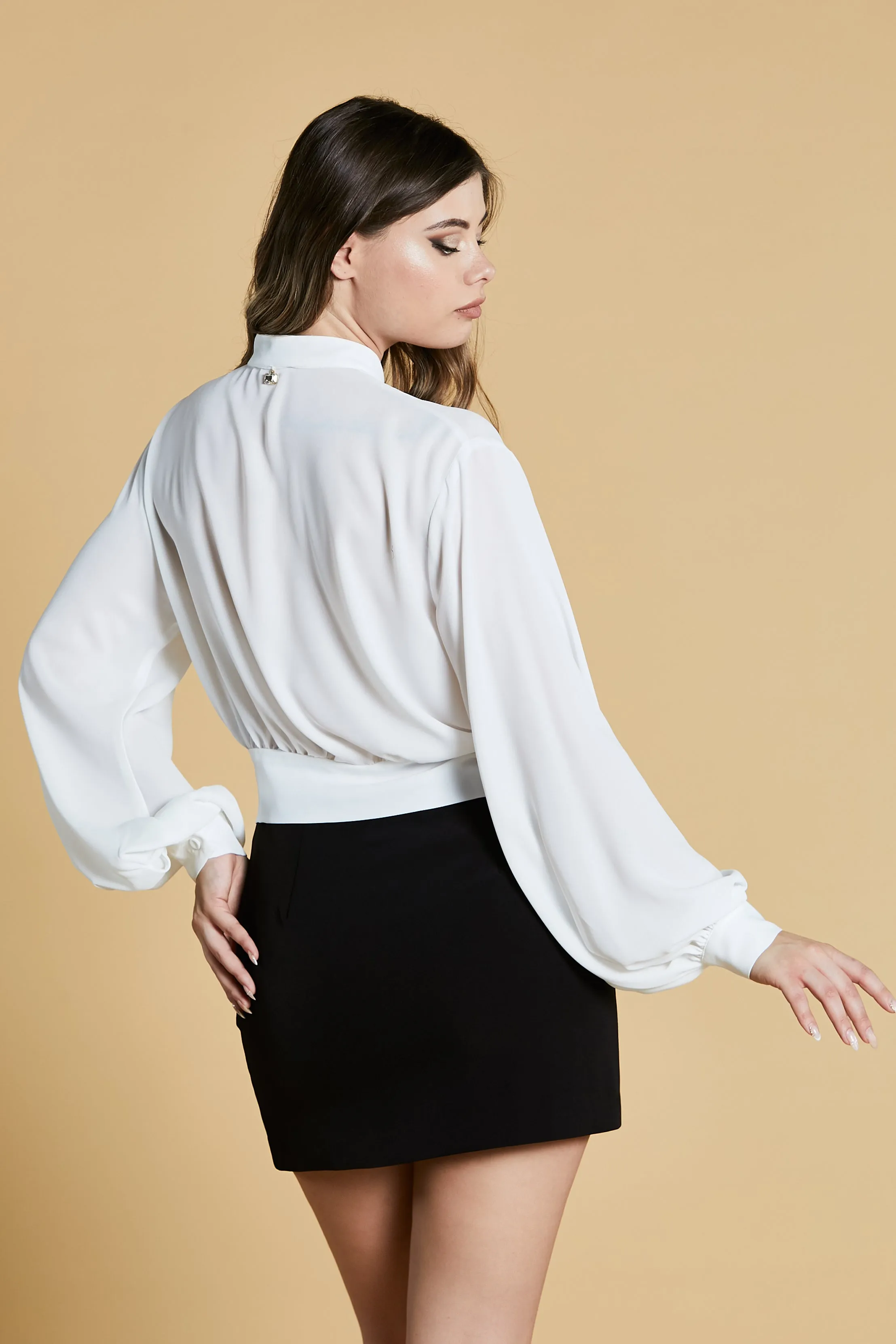 CAMICIA MOUS corta con manica lunga palloncino collo koreana con pieghe più spilla strass