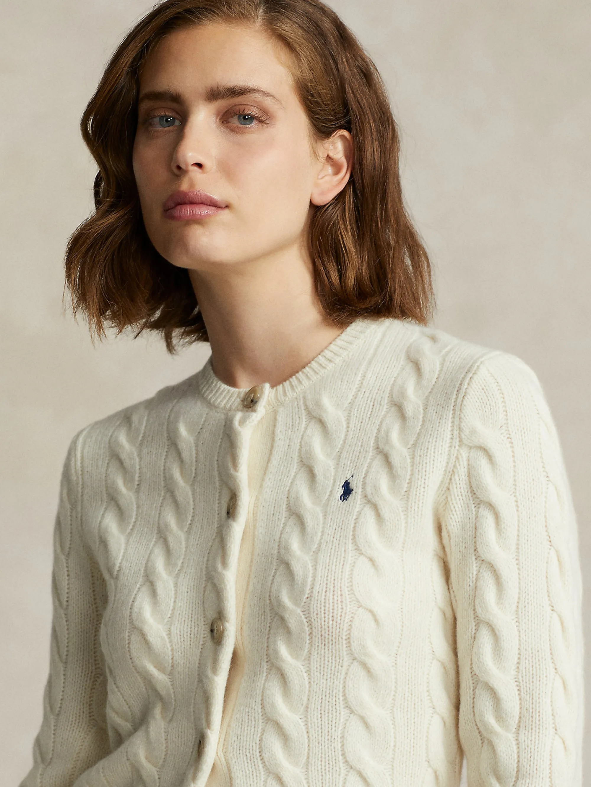 Cardigan a Trecce con Chiusura Smerlata Crema