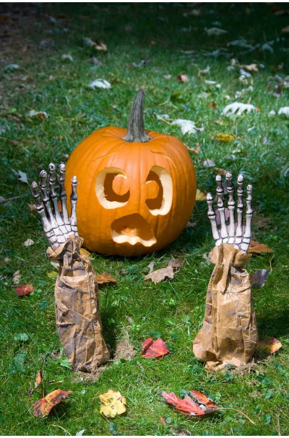 Decorazione Halloween da giardino mani scheletro che escono da terra Zio Fester