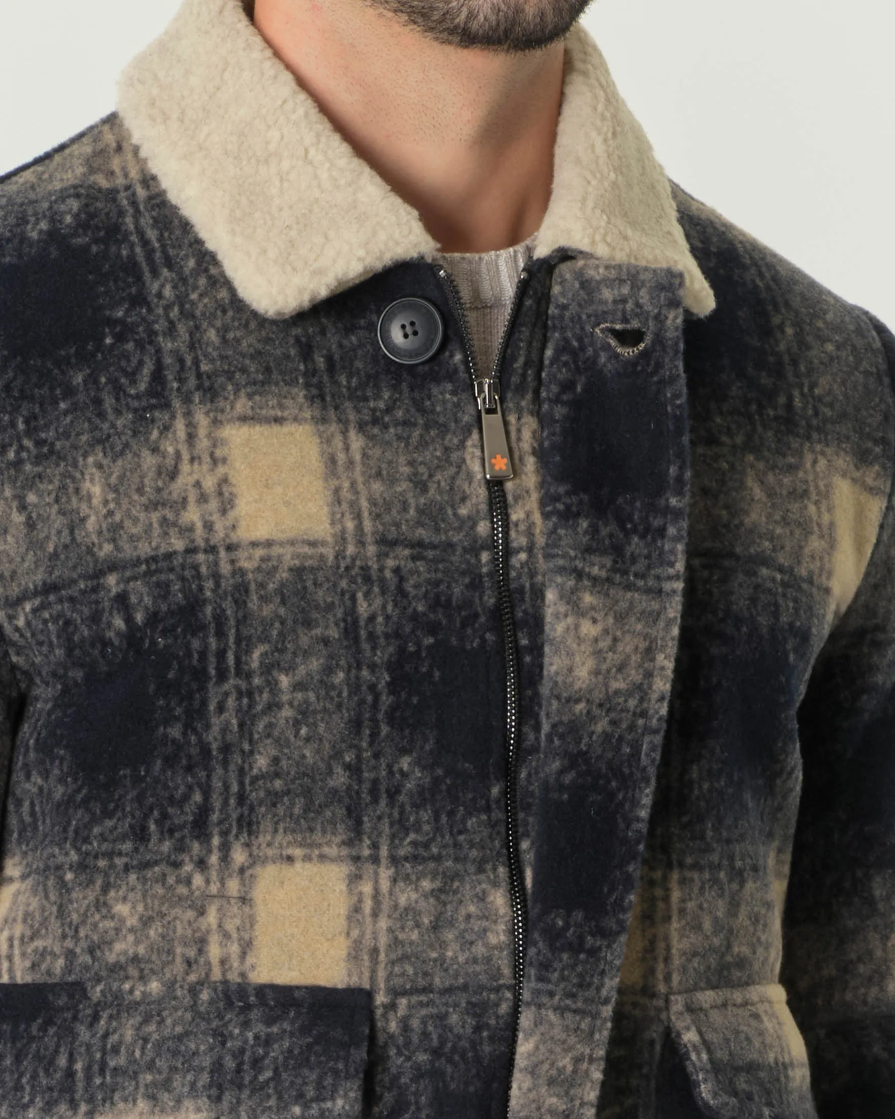 Giacca stile aviatore in tessuto check blu e beige con colletto in orsetto