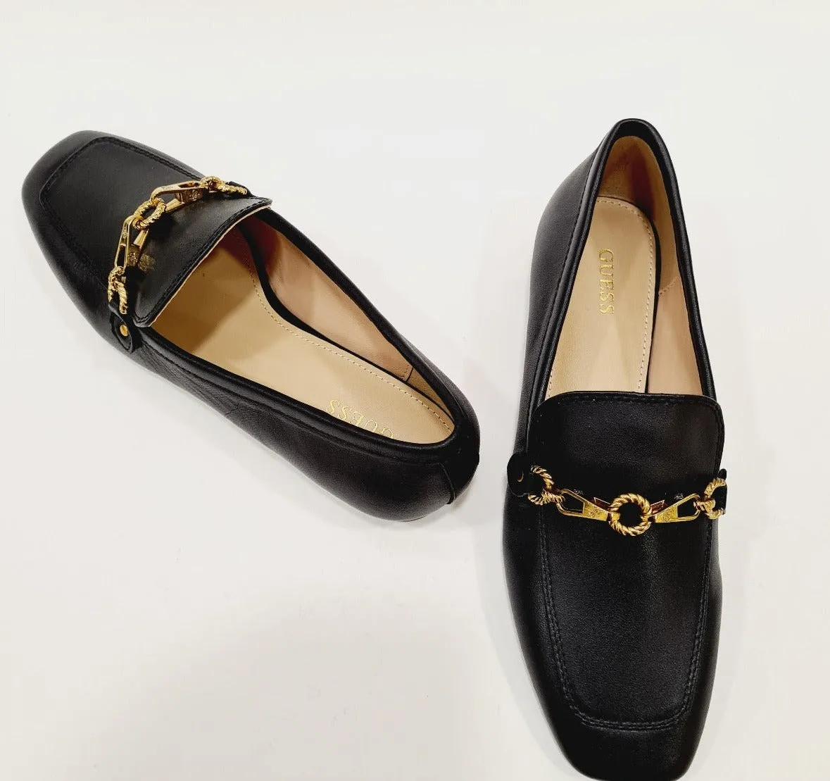 Guess mocassino donna pelle nero con accessorio oro rif.G633