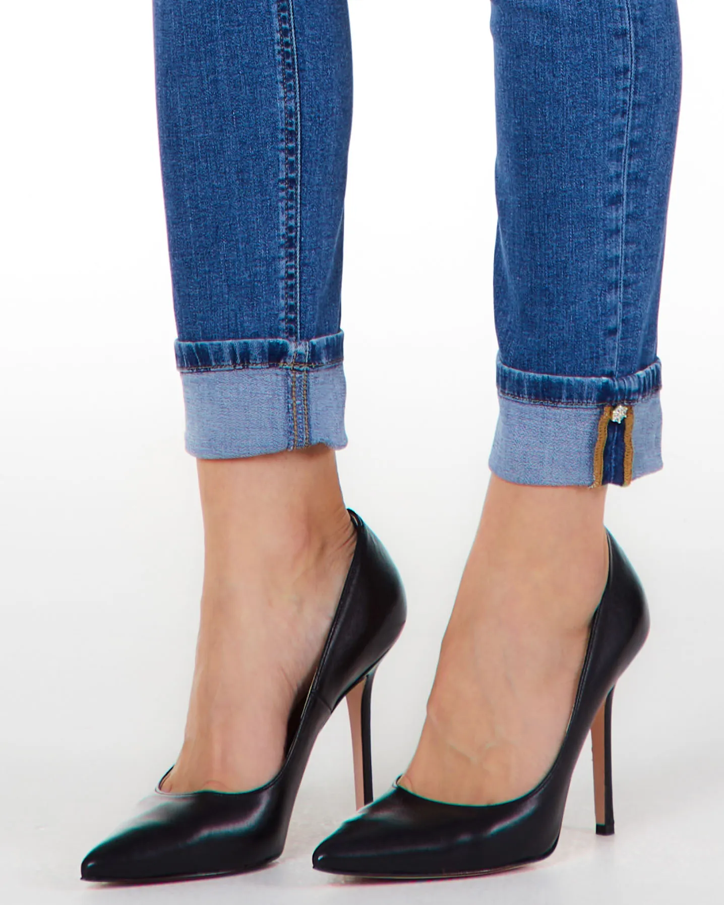 Jeans blu super stone washed in cotone stretch dalla linea straight risvolto al fondo