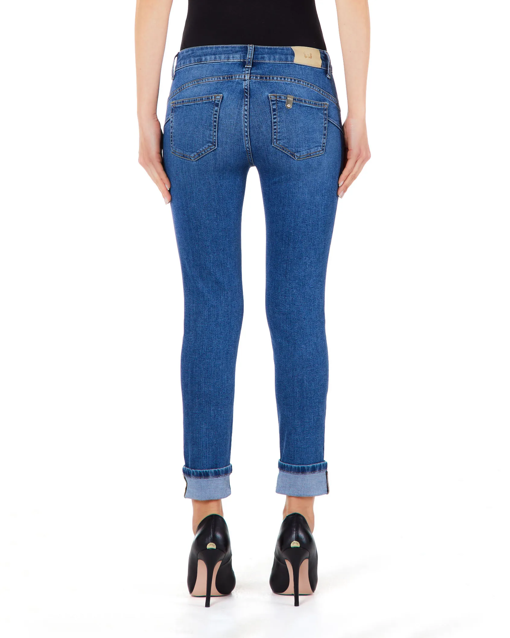 Jeans blu super stone washed in cotone stretch dalla linea straight risvolto al fondo