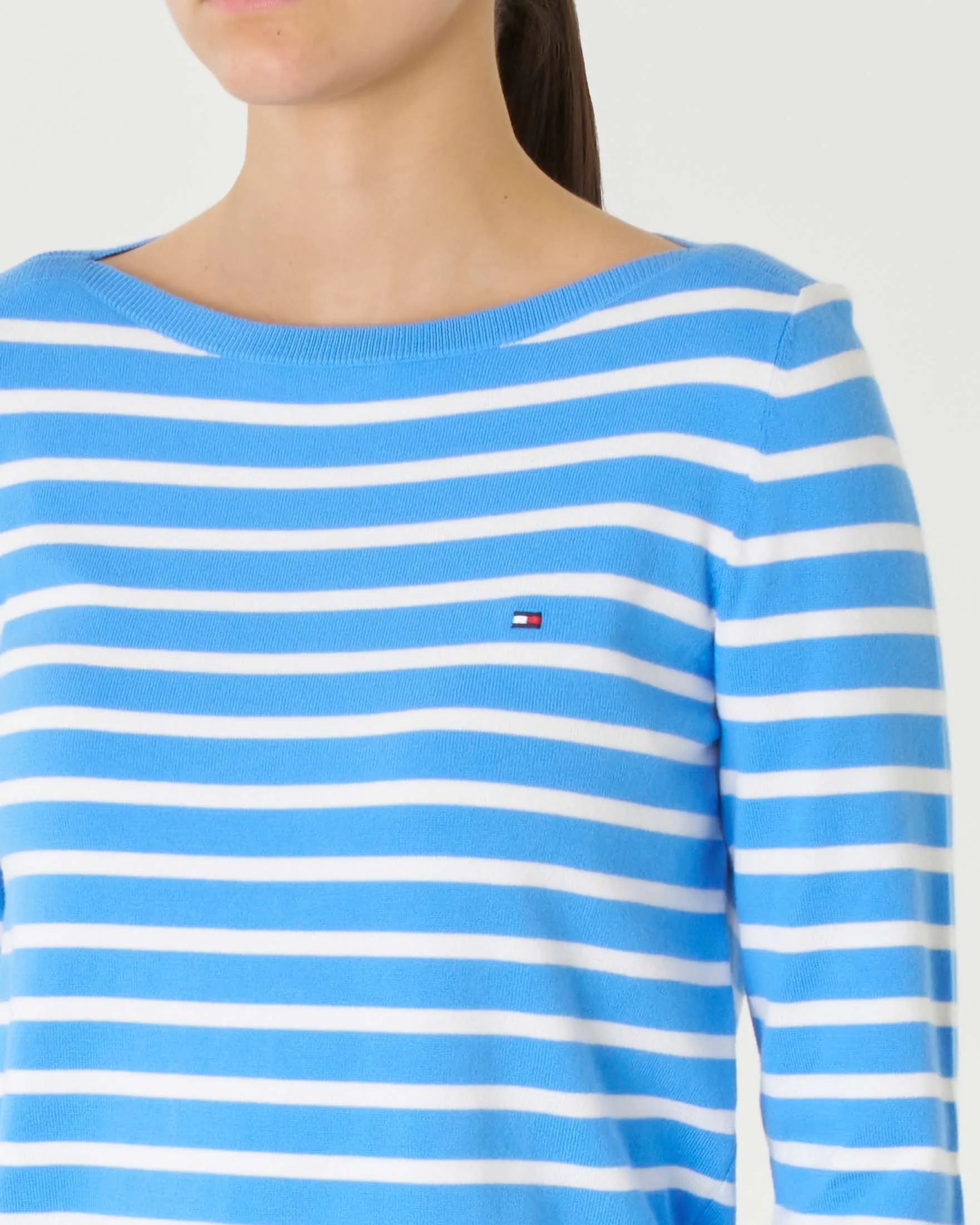Maglia bianca a righe azzurre in misto cotone con scollo a barchetta