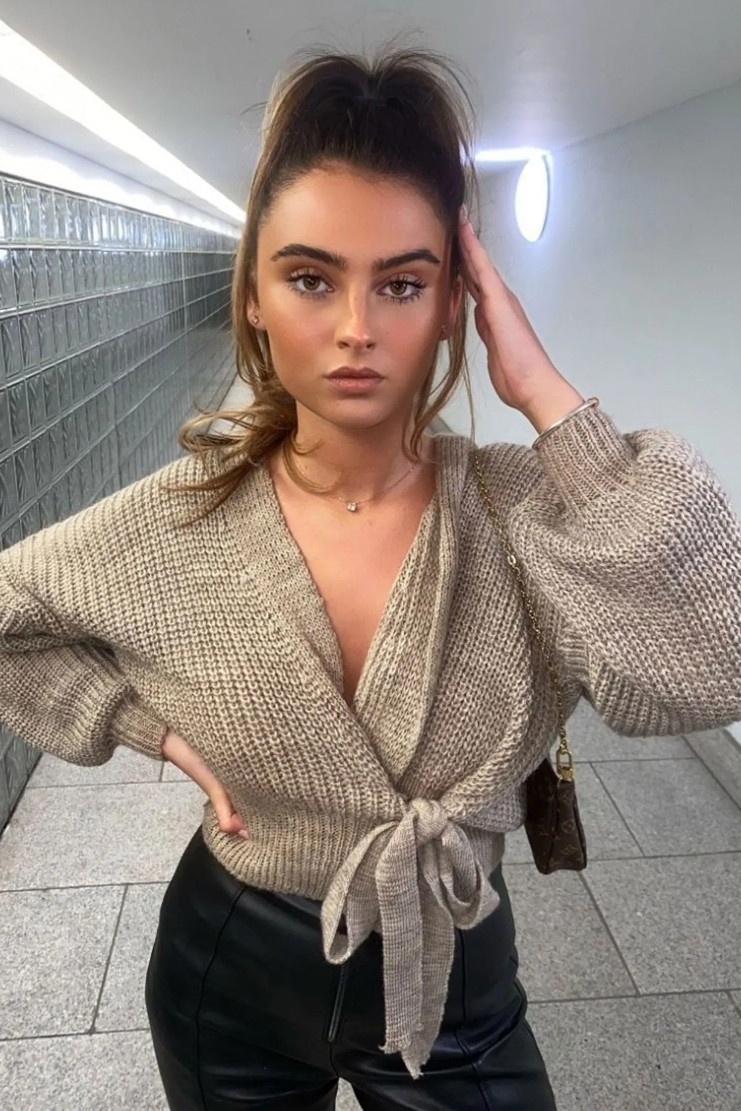 Maglione fango a portafoglio con laccio