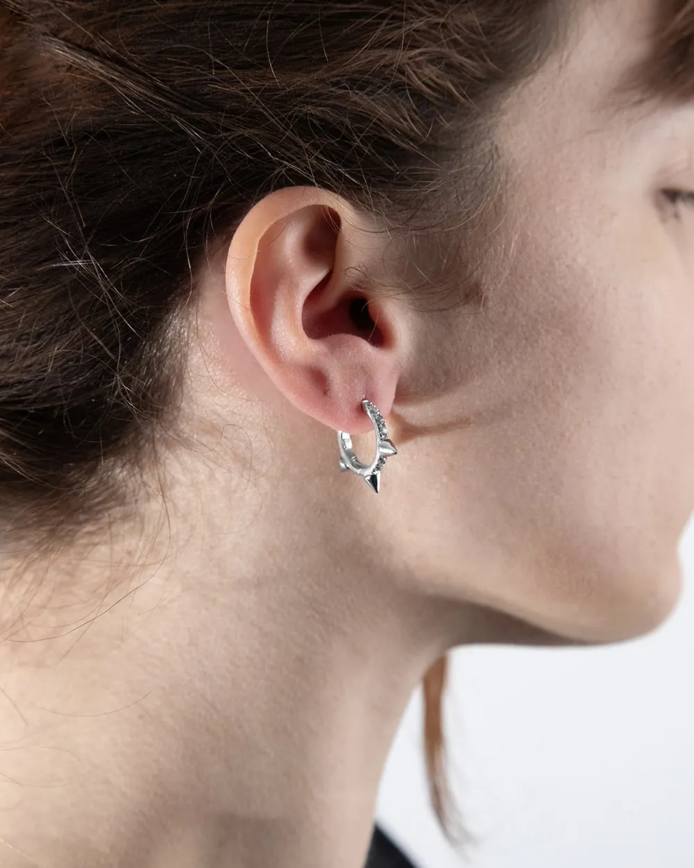 ORECCHINO A CERCHIO IN ARGENTO CON BRILLANTI CON 3 PUNTE CONO