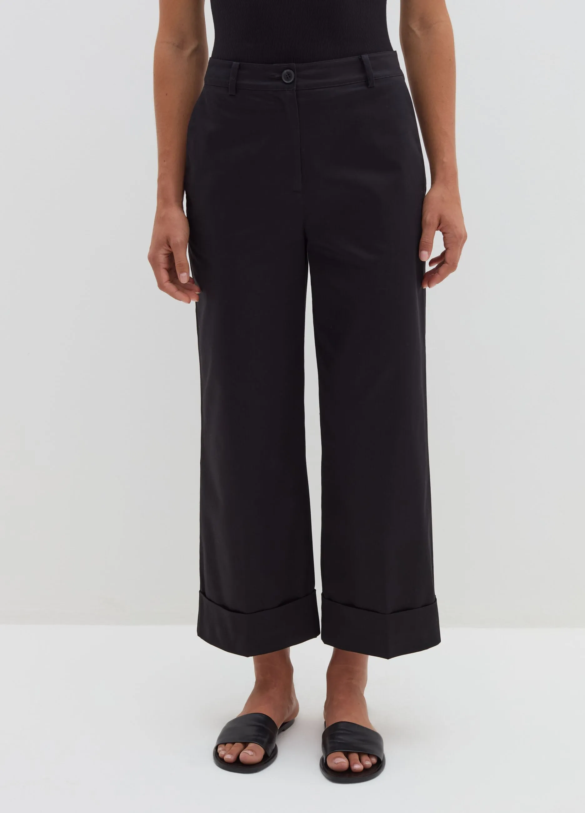 Pantalone a gamba larga con risvolti