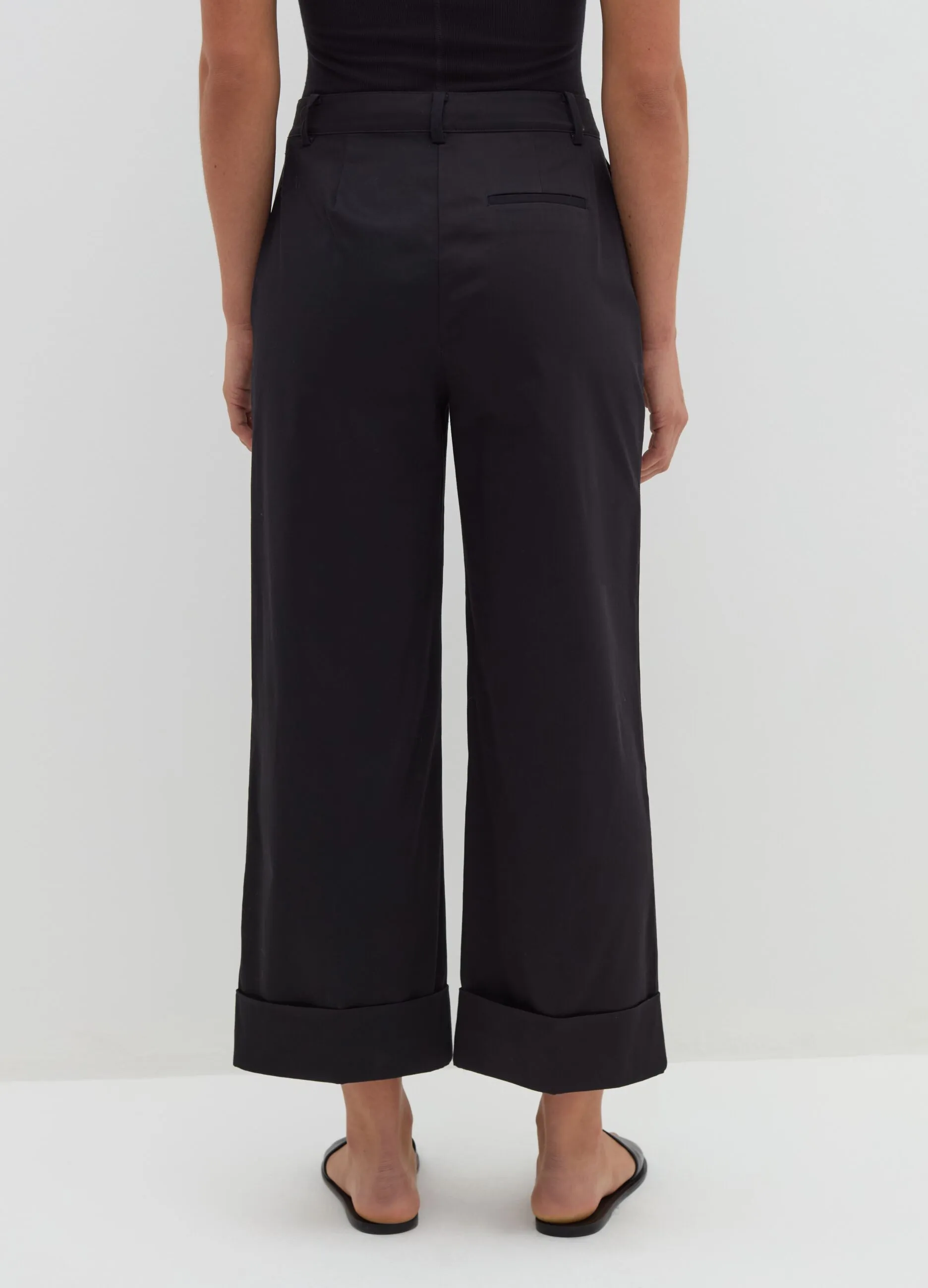 Pantalone a gamba larga con risvolti