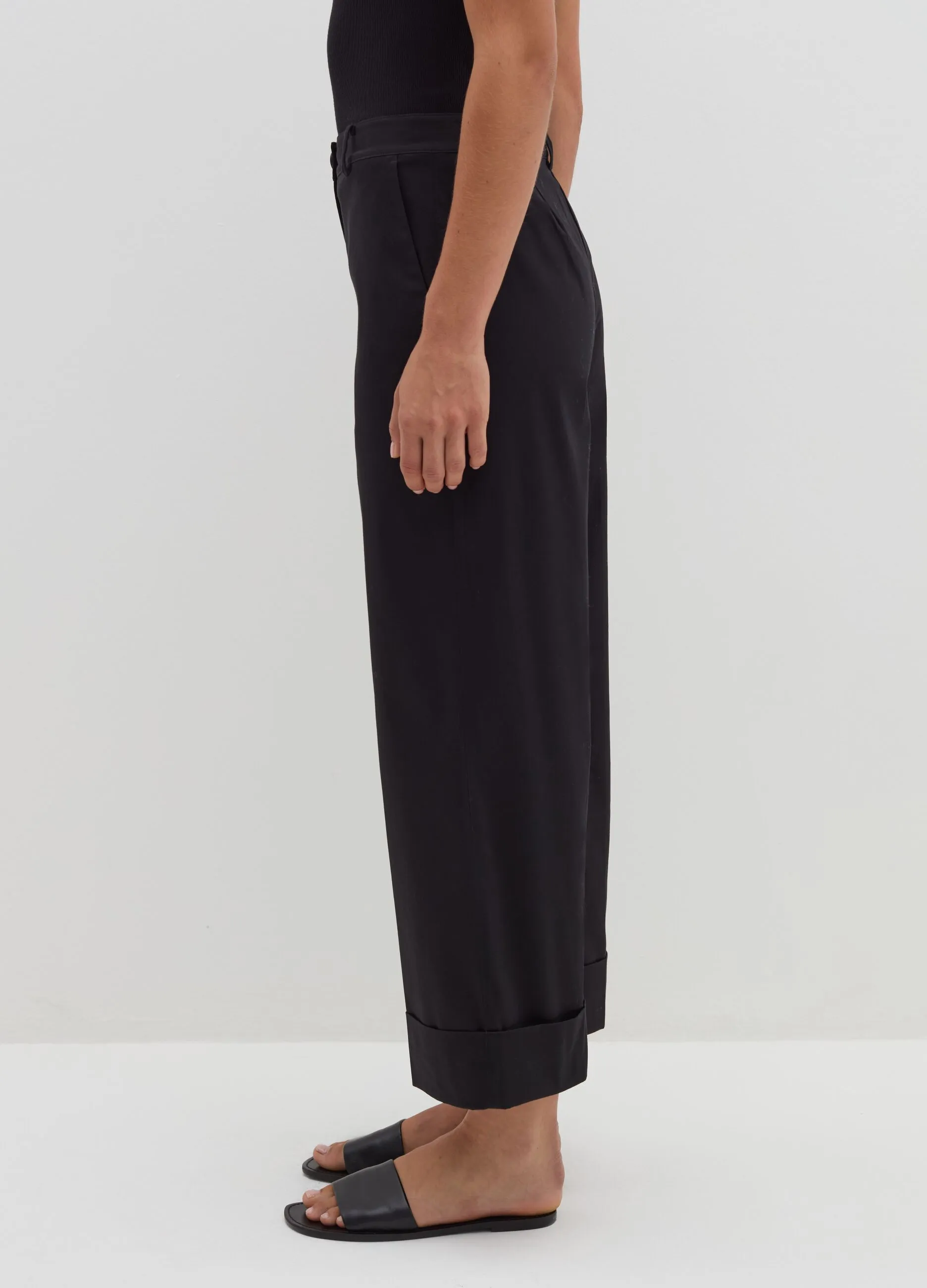 Pantalone a gamba larga con risvolti