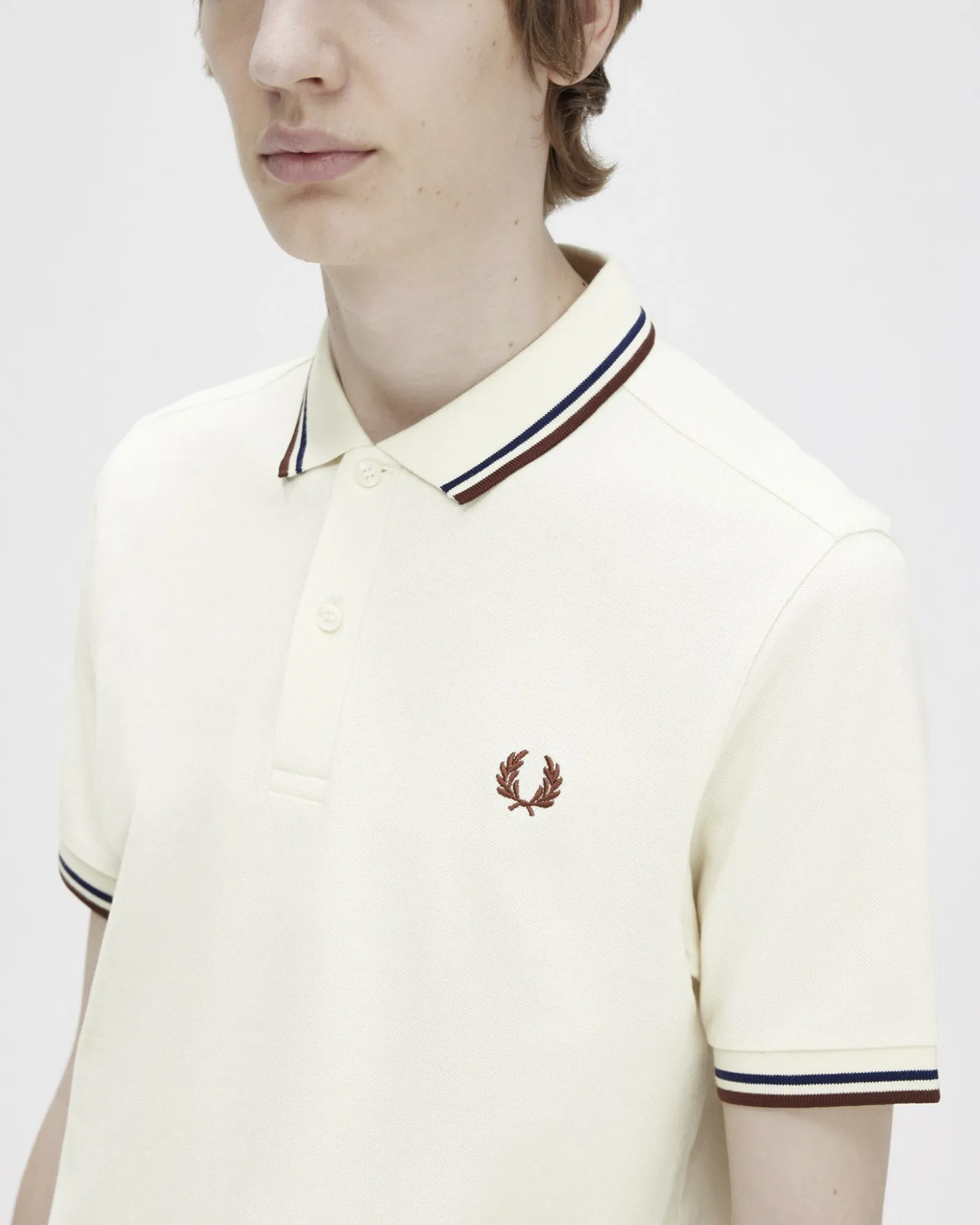 Polo mezza manica color panna con bordino blu e bordeaux