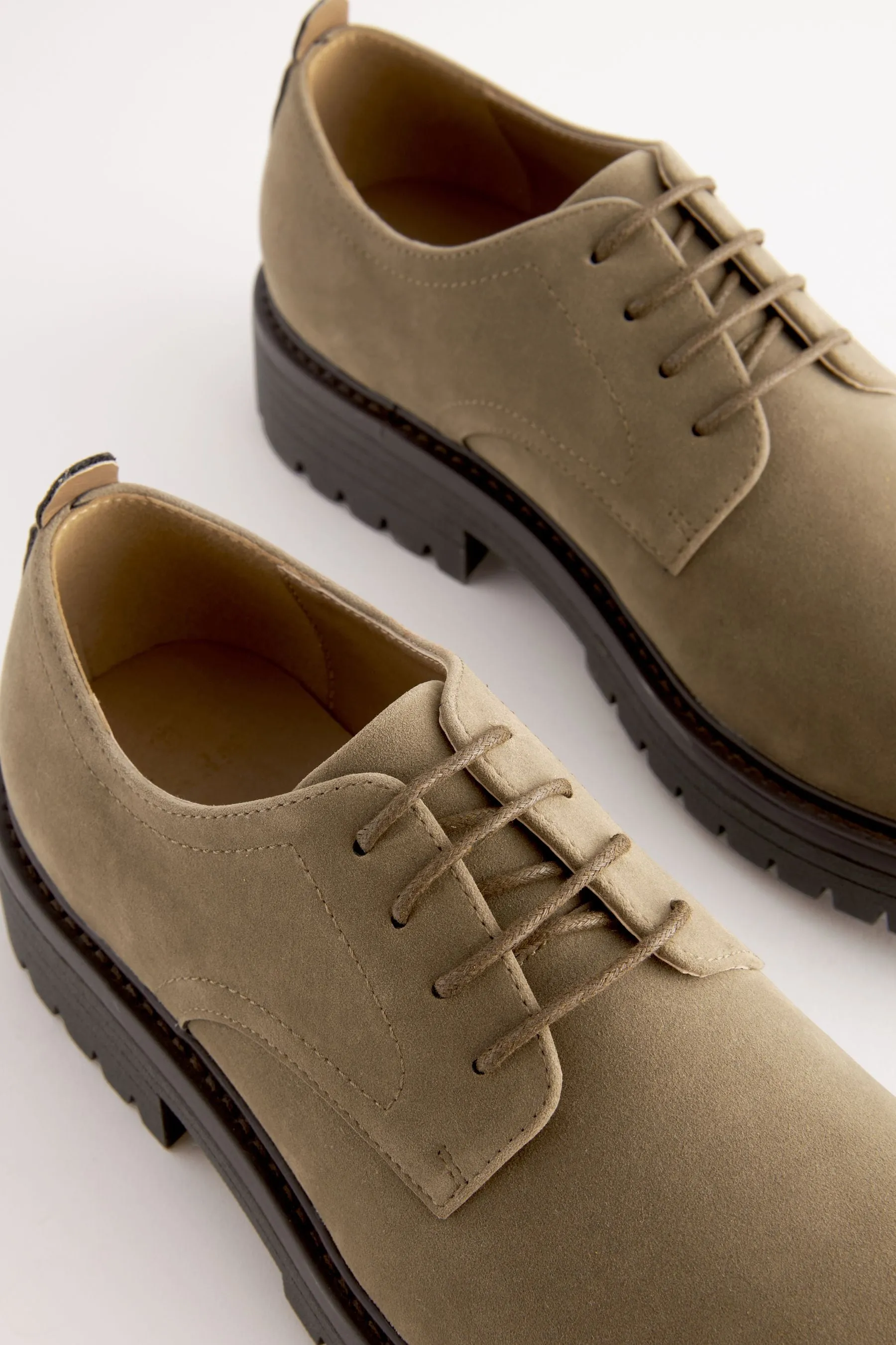 Scarpe Derby con suole a carrarmato    