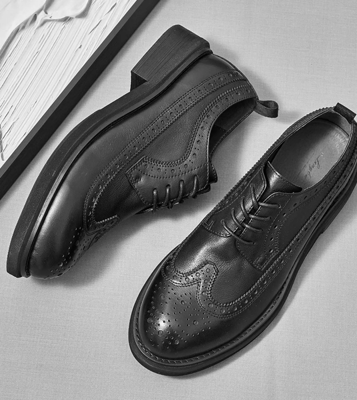 Scarpe formali da uomo italiane di lusso in vera pelle 2023 Scarpe da lavoro da sposa brogue di moda fatte a mano di design di n