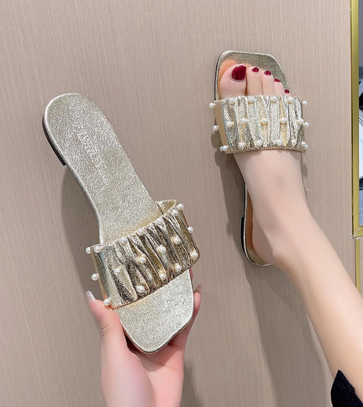 Slip On con perline e pieghe alla moda con tacco basso 2023 Estate tinta unita Pantofole da donna dolci e comode Scarpe da donna