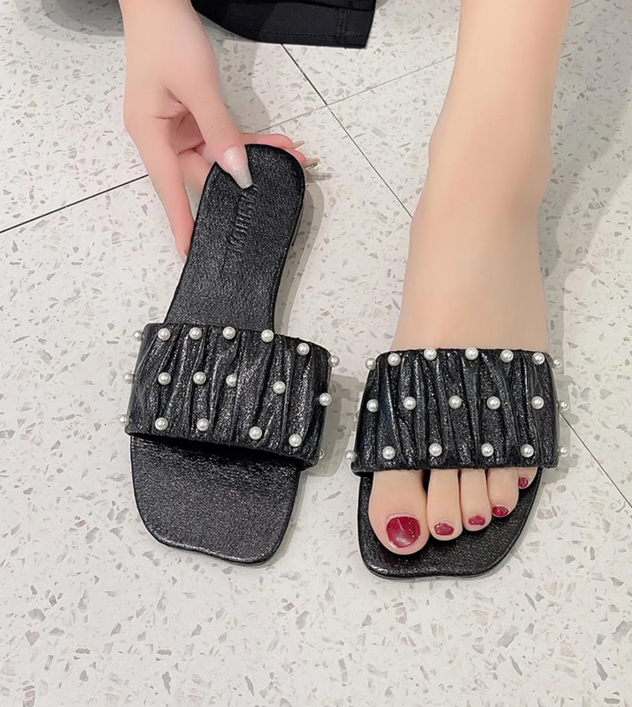 Slip On con perline e pieghe alla moda con tacco basso 2023 Estate tinta unita Pantofole da donna dolci e comode Scarpe da donna