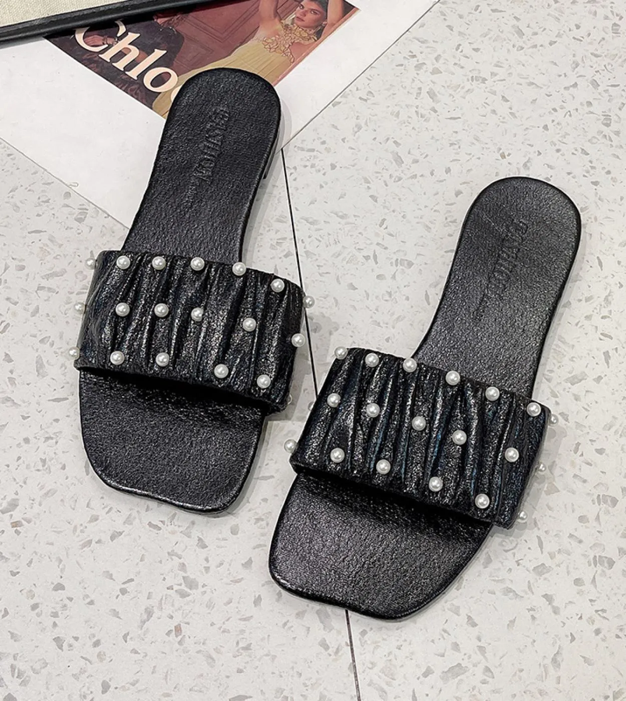 Slip On con perline e pieghe alla moda con tacco basso 2023 Estate tinta unita Pantofole da donna dolci e comode Scarpe da donna