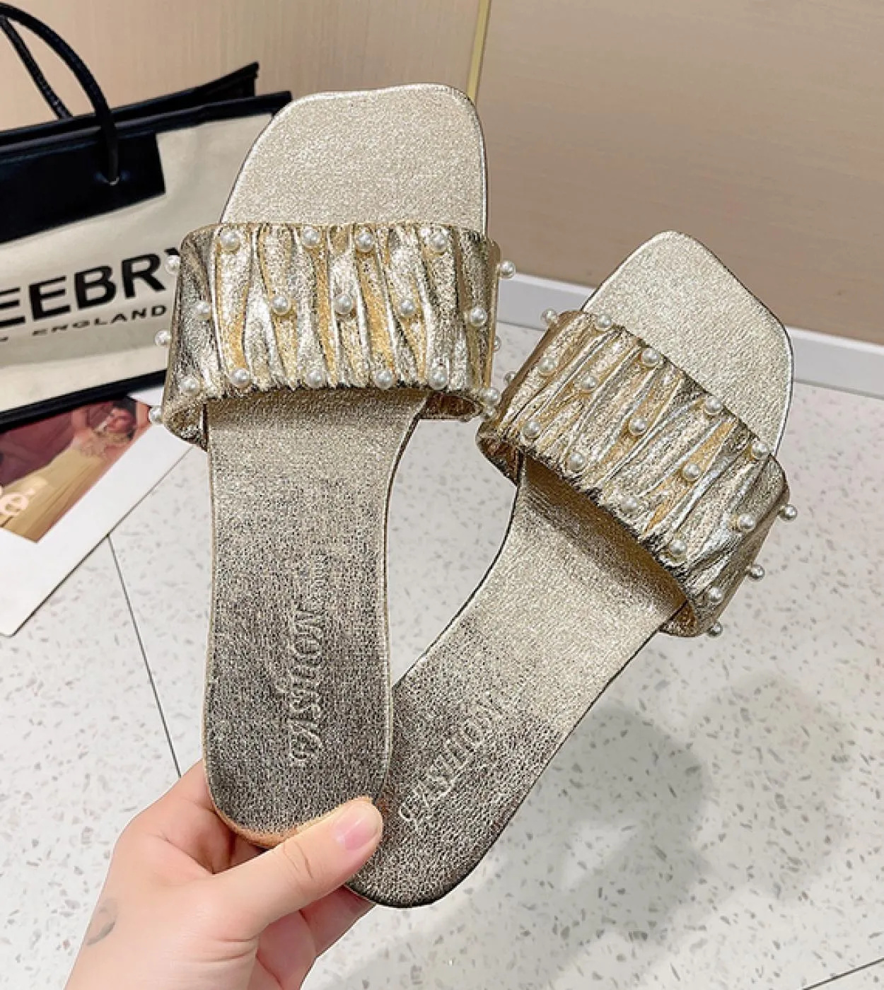 Slip On con perline e pieghe alla moda con tacco basso 2023 Estate tinta unita Pantofole da donna dolci e comode Scarpe da donna