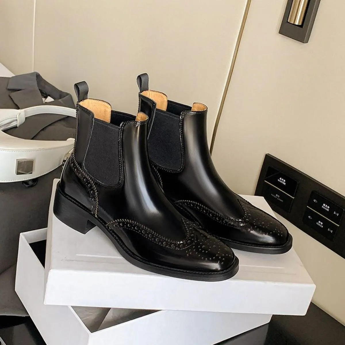 Stivali Chelsea moda donna stile britannico Tendenza nera Scarpe in pelle di mucca Ragazze Carving Brogue Autunno Inverno Cavigl