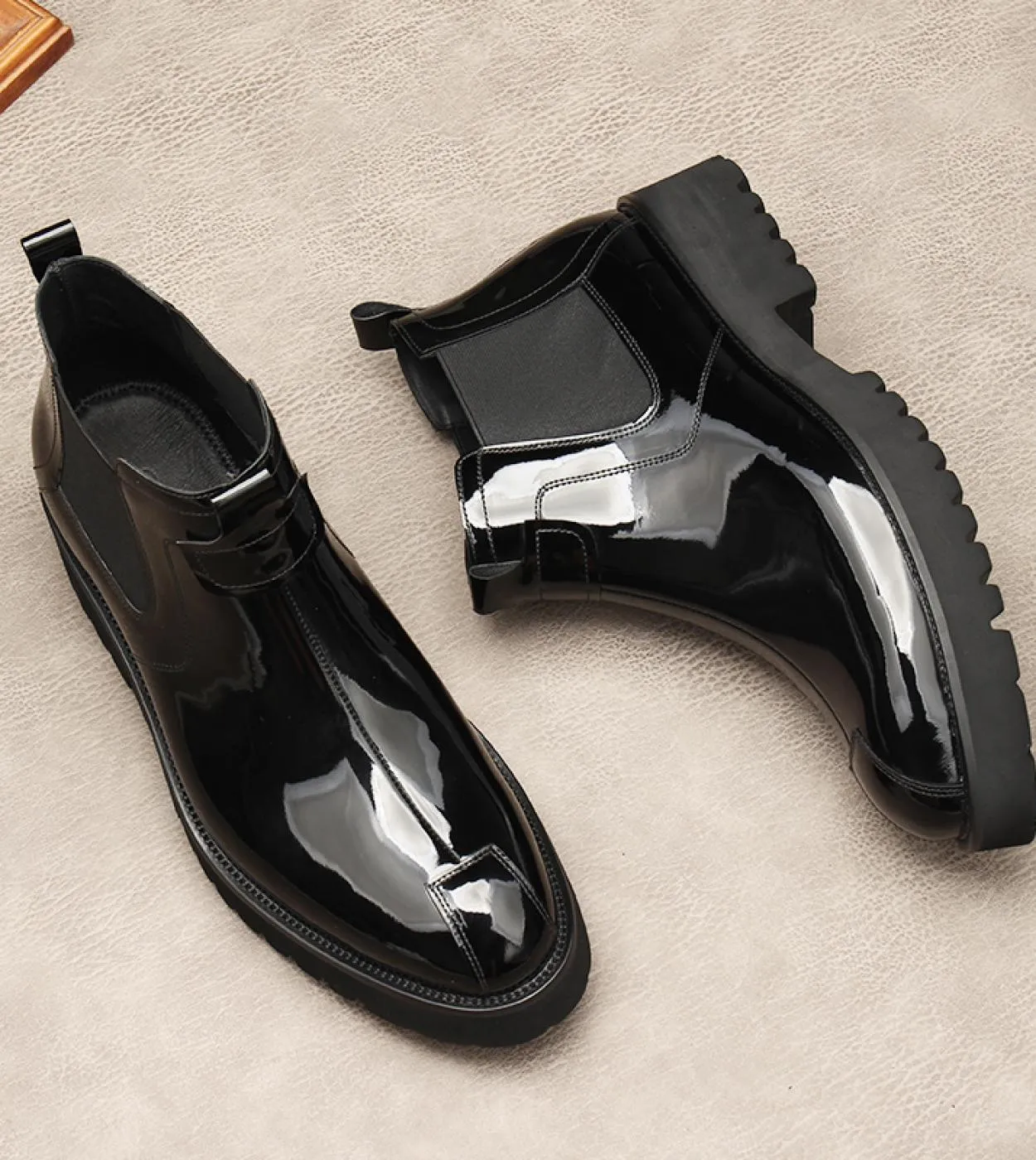 Stivali da uomo in pelle verniciata di lusso 2023 Piattaforma stile nuovo Slip On Stivaletti Chelsea da lavoro caldi alla cavigl