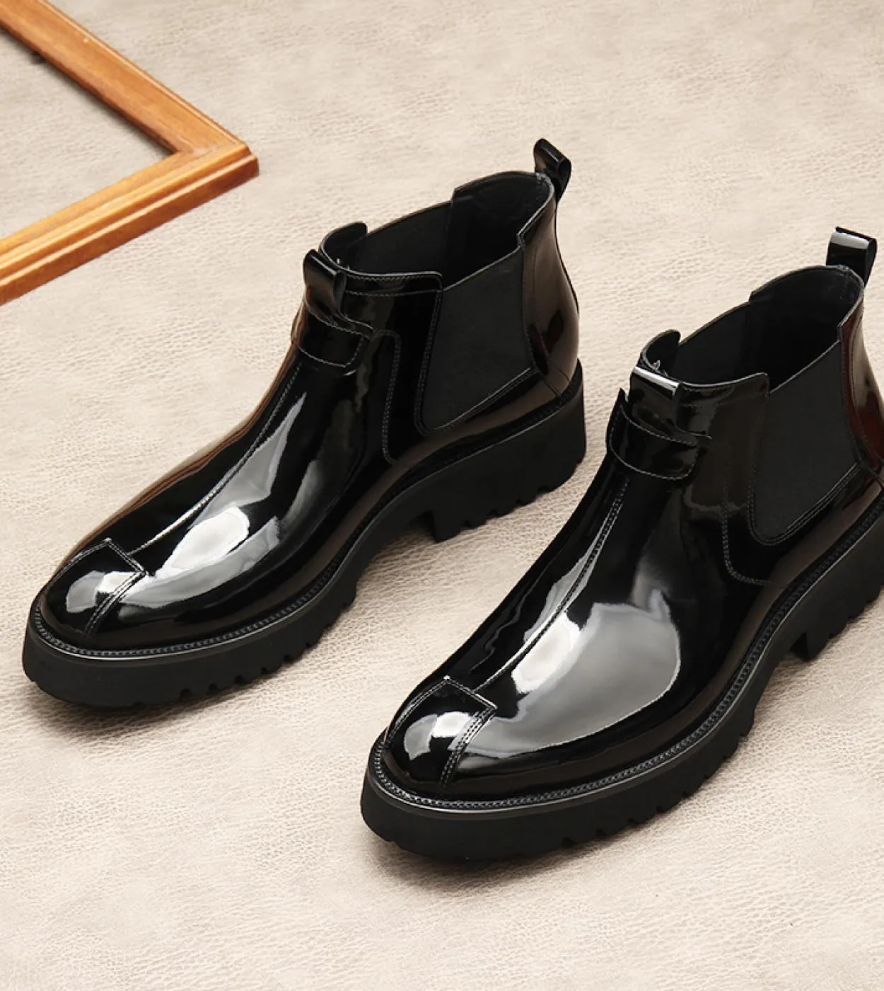 Stivali da uomo in pelle verniciata di lusso 2023 Piattaforma stile nuovo Slip On Stivaletti Chelsea da lavoro caldi alla cavigl