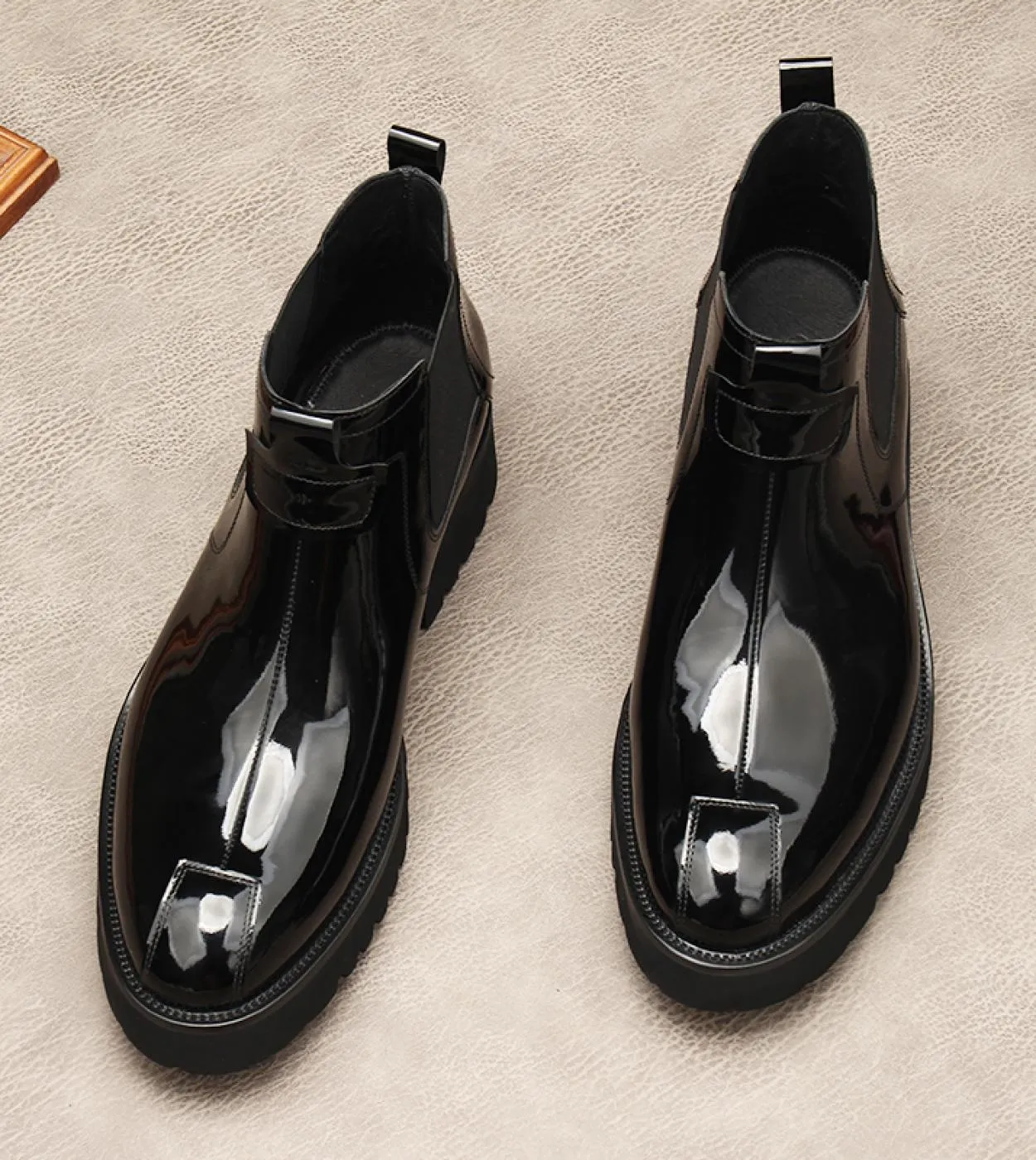 Stivali da uomo in pelle verniciata di lusso 2023 Piattaforma stile nuovo Slip On Stivaletti Chelsea da lavoro caldi alla cavigl
