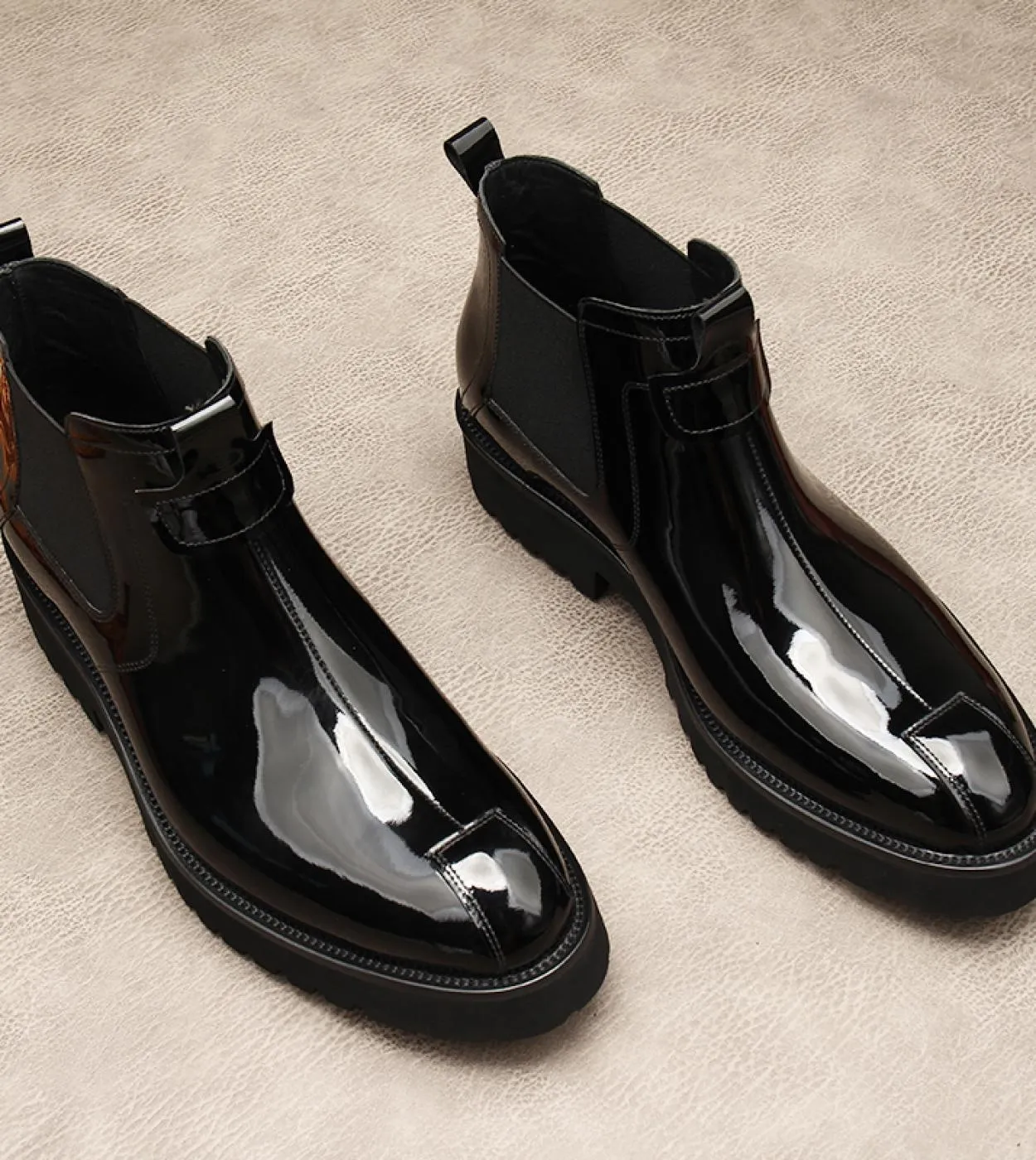 Stivali da uomo in pelle verniciata di lusso 2023 Piattaforma stile nuovo Slip On Stivaletti Chelsea da lavoro caldi alla cavigl