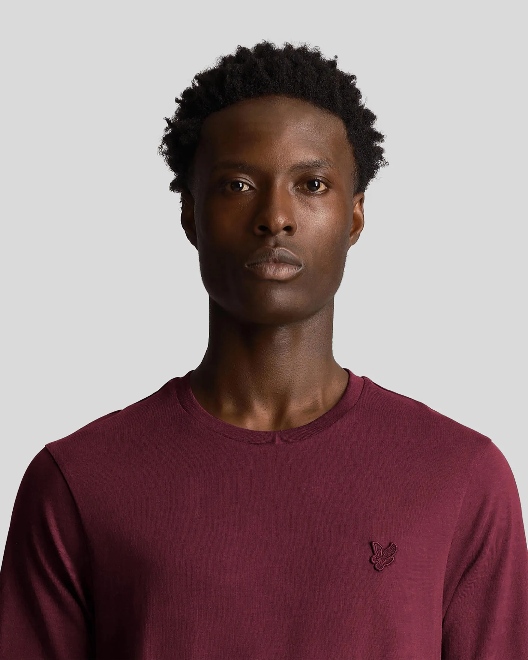 T-shirt mezza manica bordeaux in cotone con logo aquila tono su tono ricamata sul petto