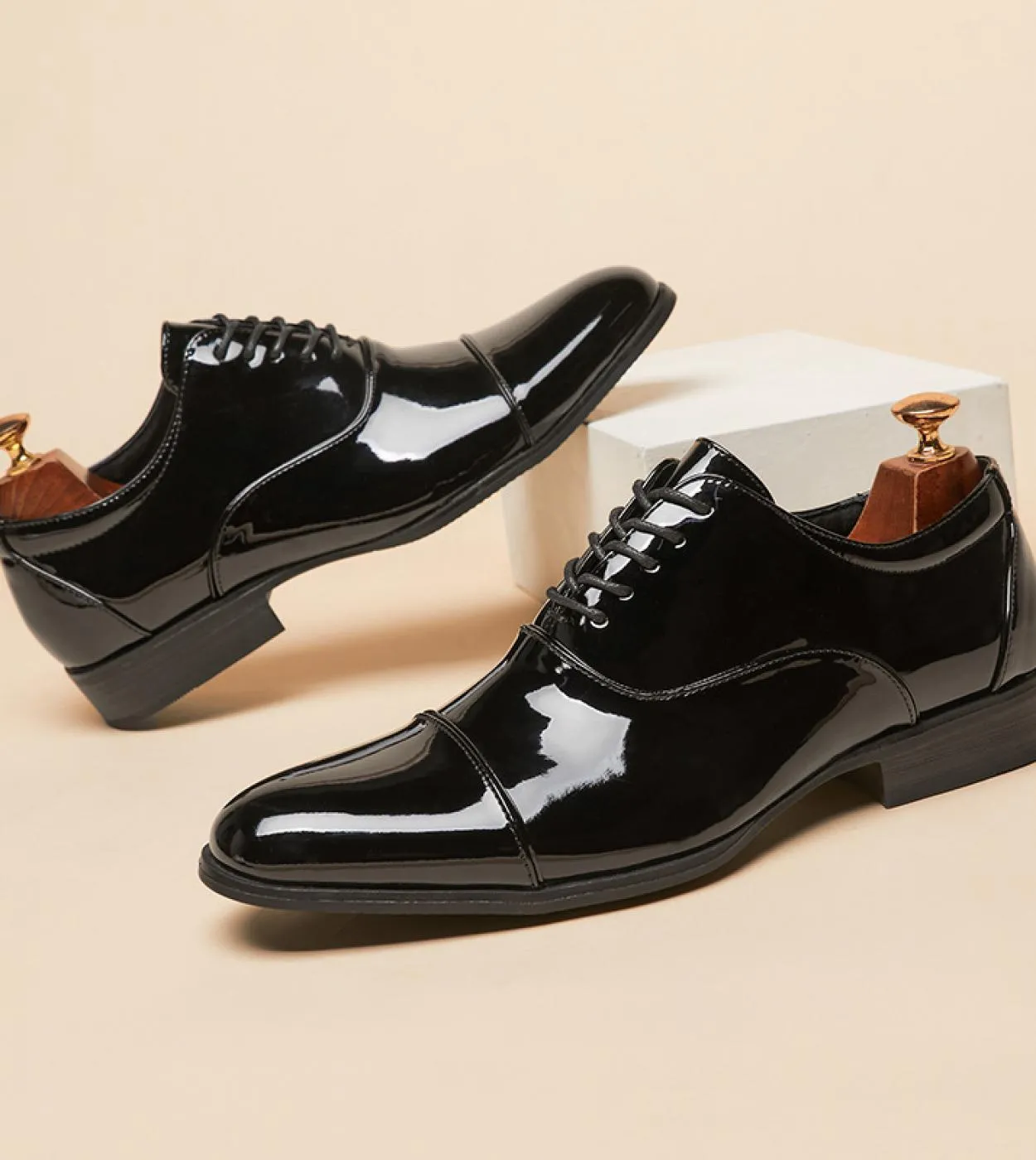 White Man Wed Shoe Patent Leather Men Leather Business Oxford Scarpe da sposa maschili lucide