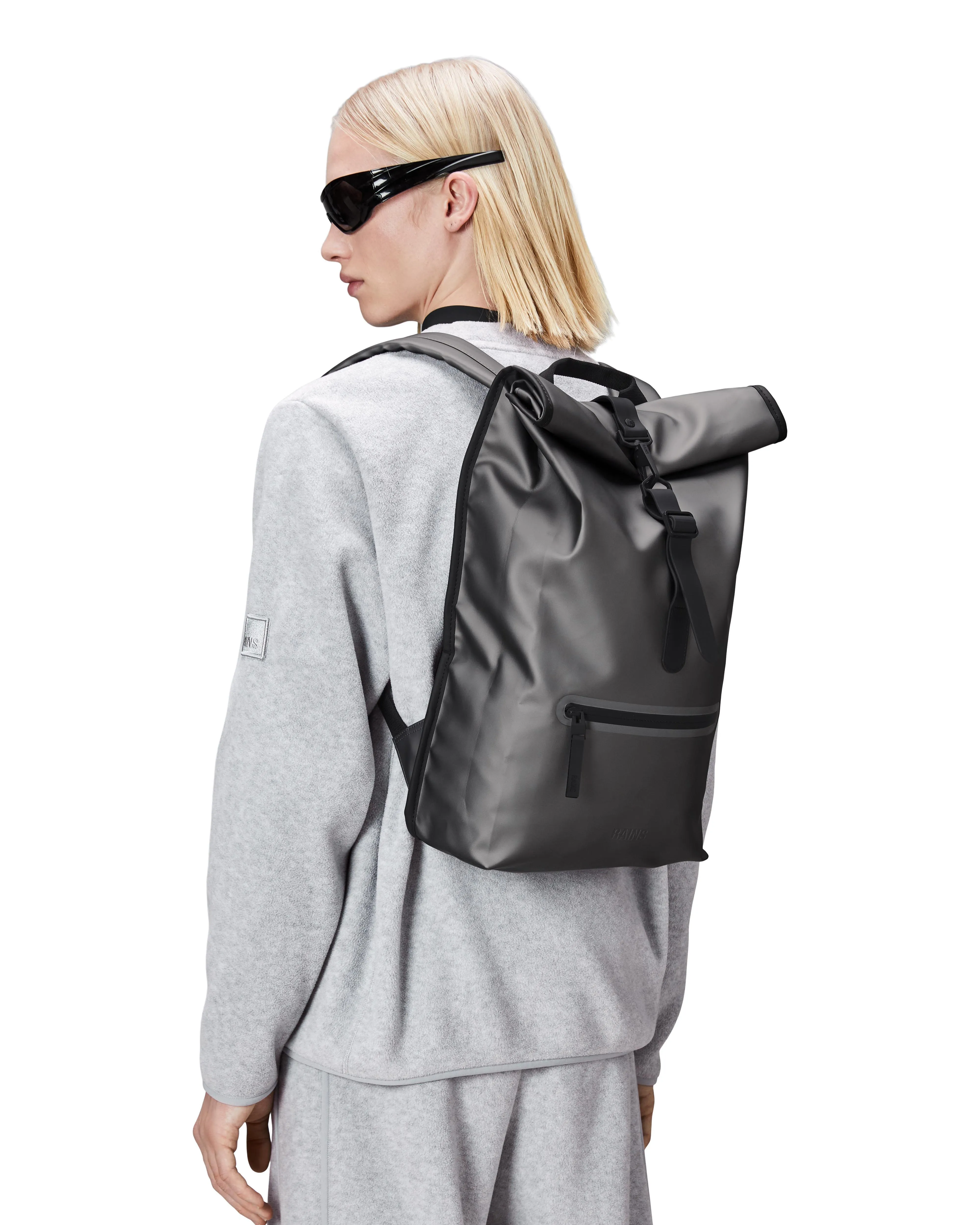 Zaino Rolltop Rucksack grigio metallizzato in tessuto tecnico impermeabile effetto gommato